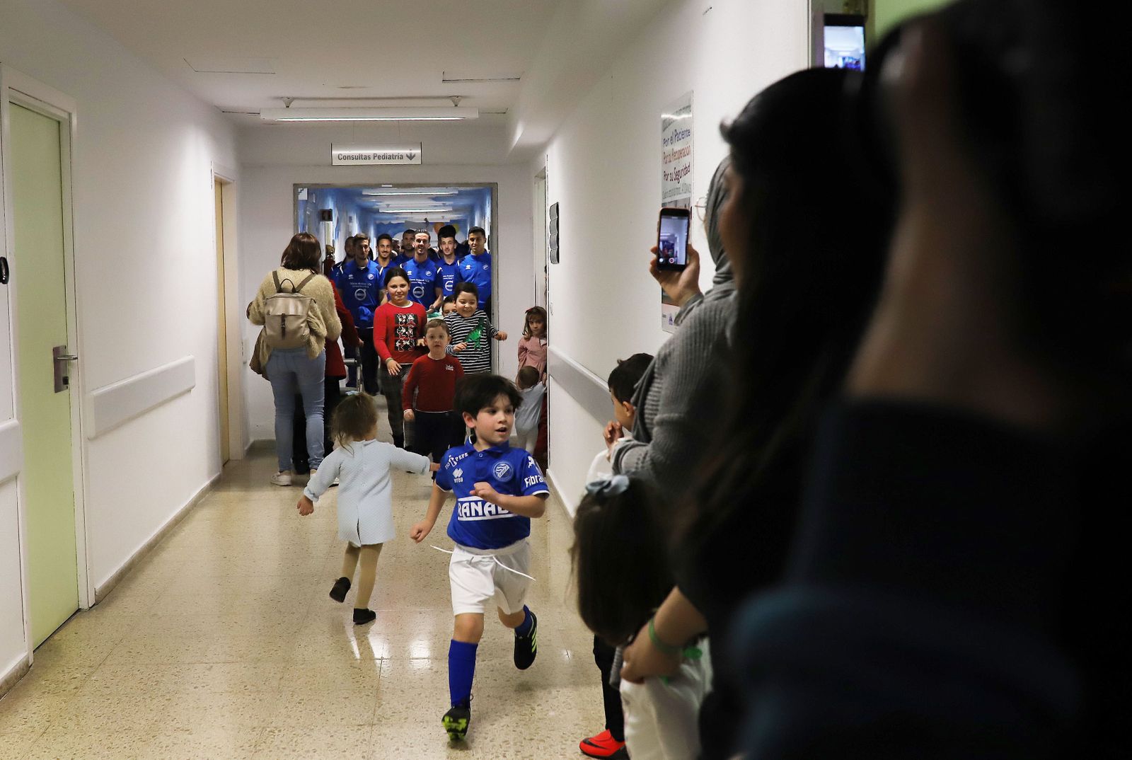 Enrega de regalos a los niños del Hospital del Xerez DFC