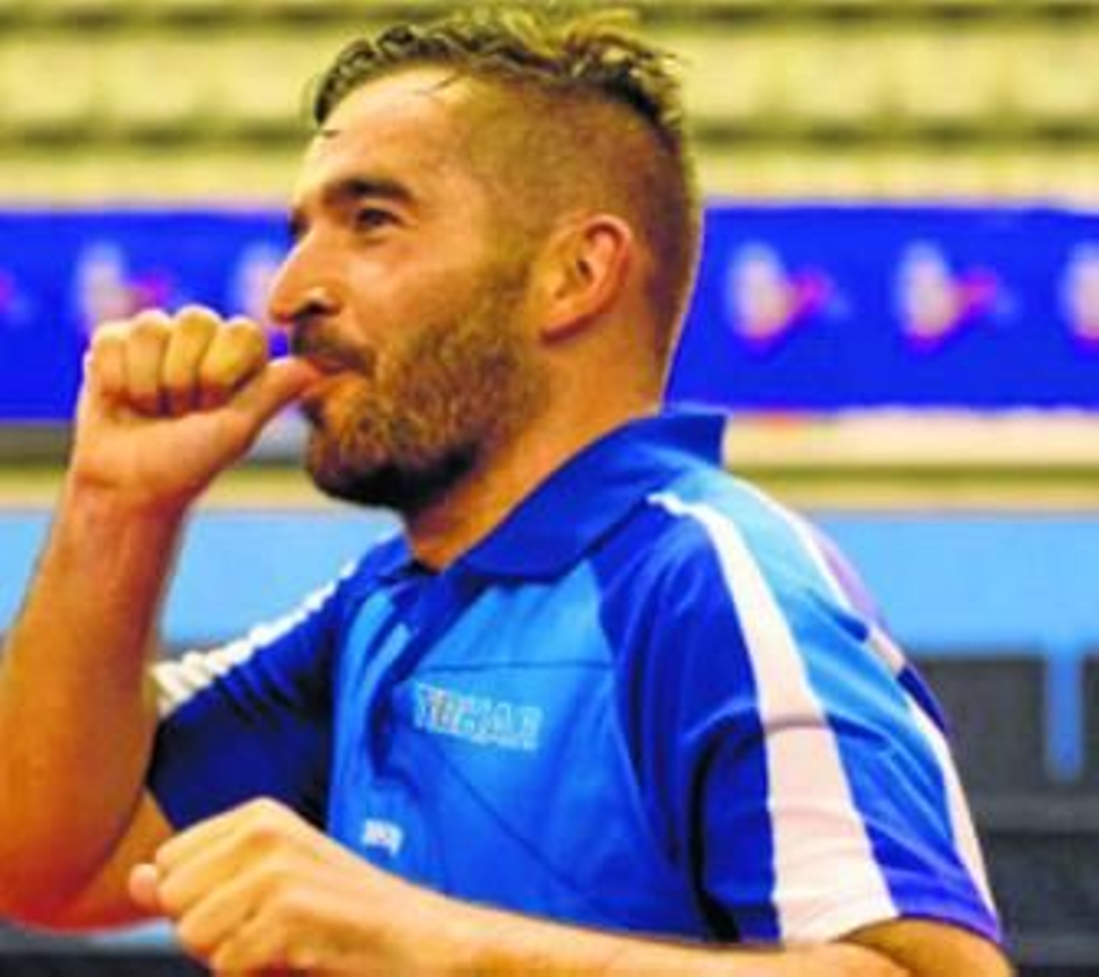 Jesús Cantero celebra, llevándose a la boca el dedo pulgar de la mano derecha, su reciente título nacional.