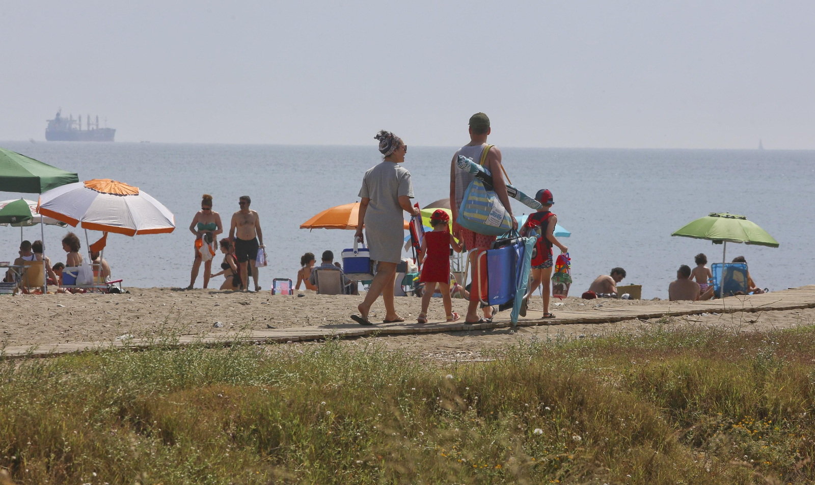 Un domingo de playa en Málaga, en fotos.