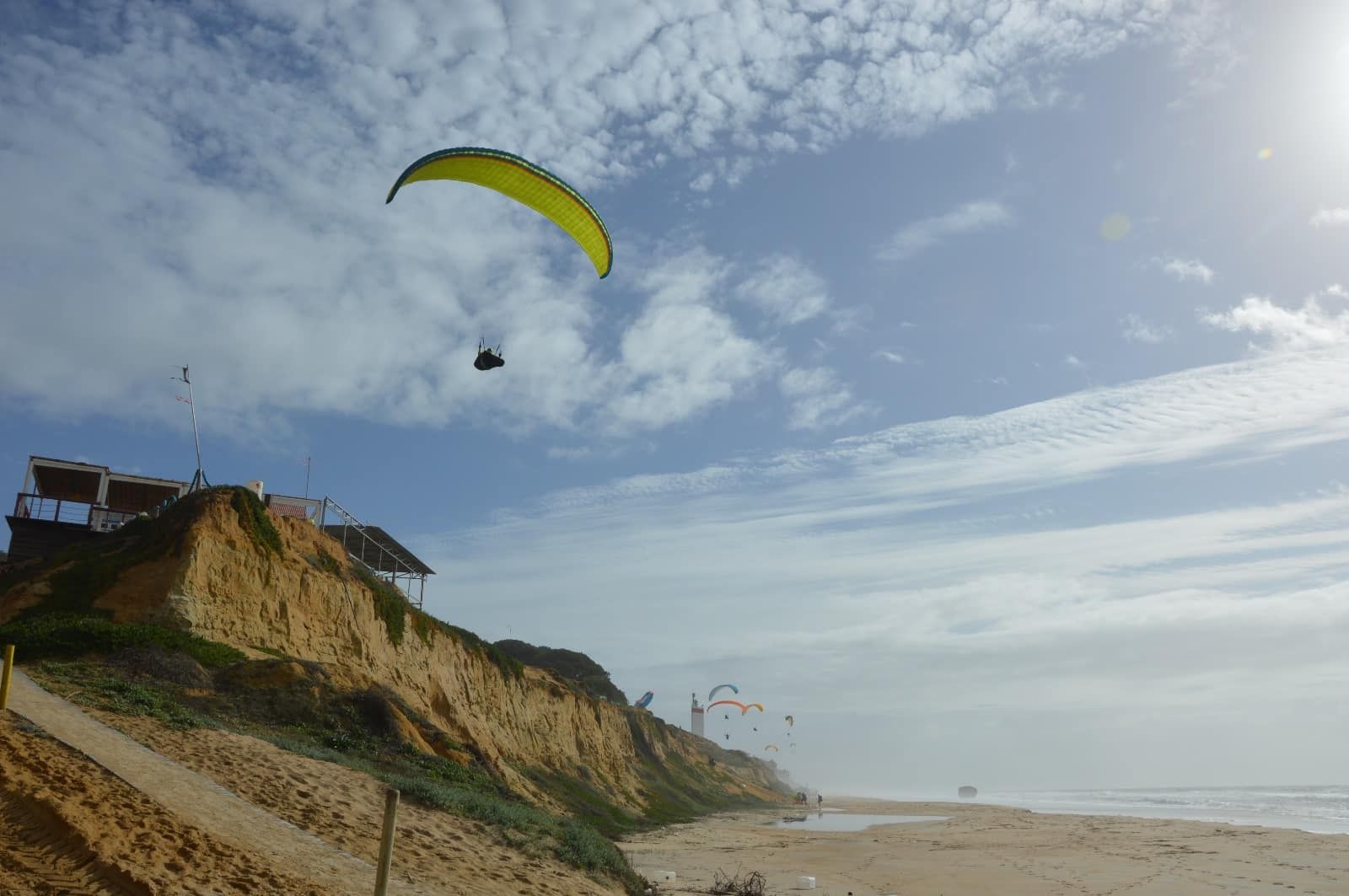 La duna de salto de parapente más alta de Europa está en esta playa de Huelva