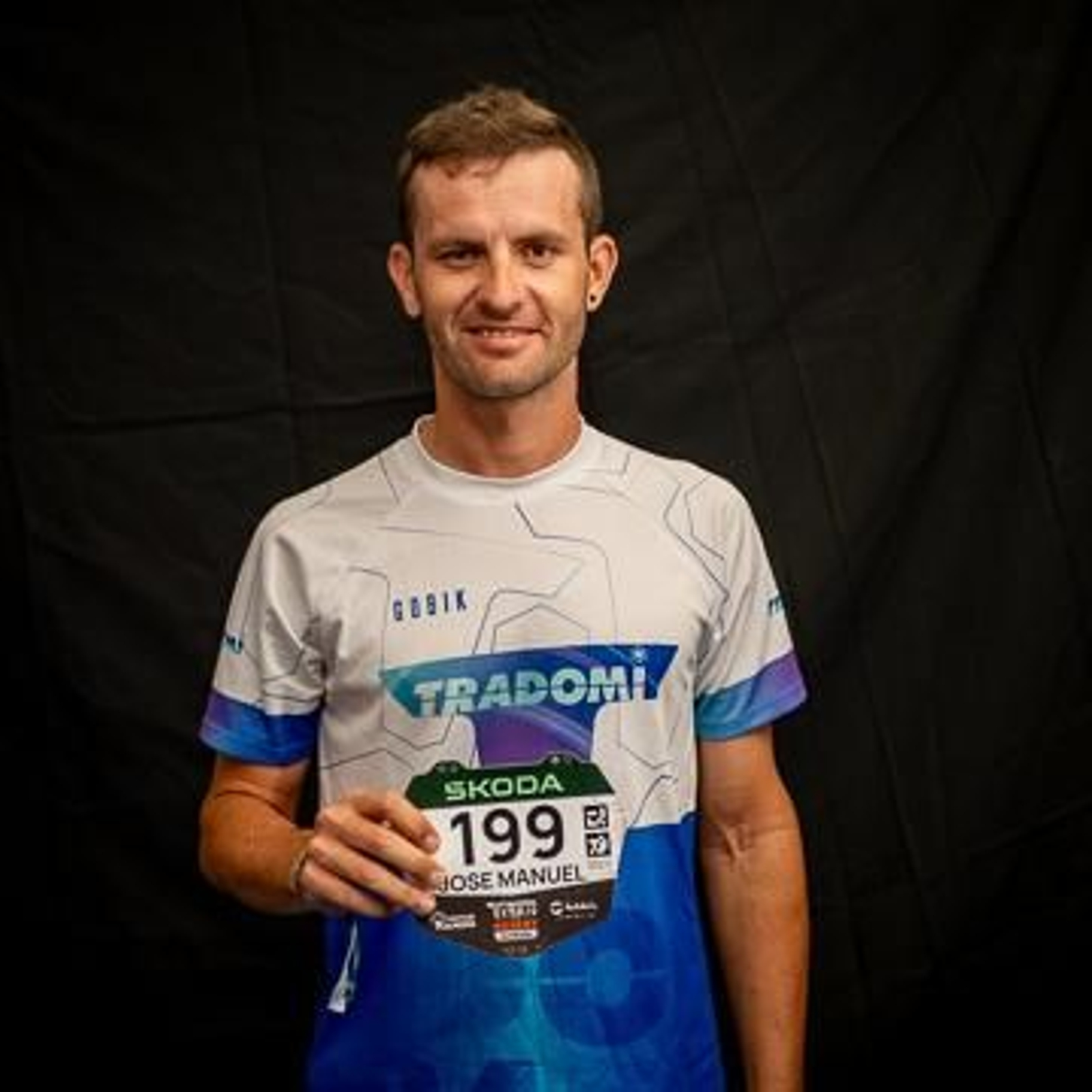 Jose Manuel Cayuela posa con el dorsal que ha lucido durante la Titan Desert en Almería.