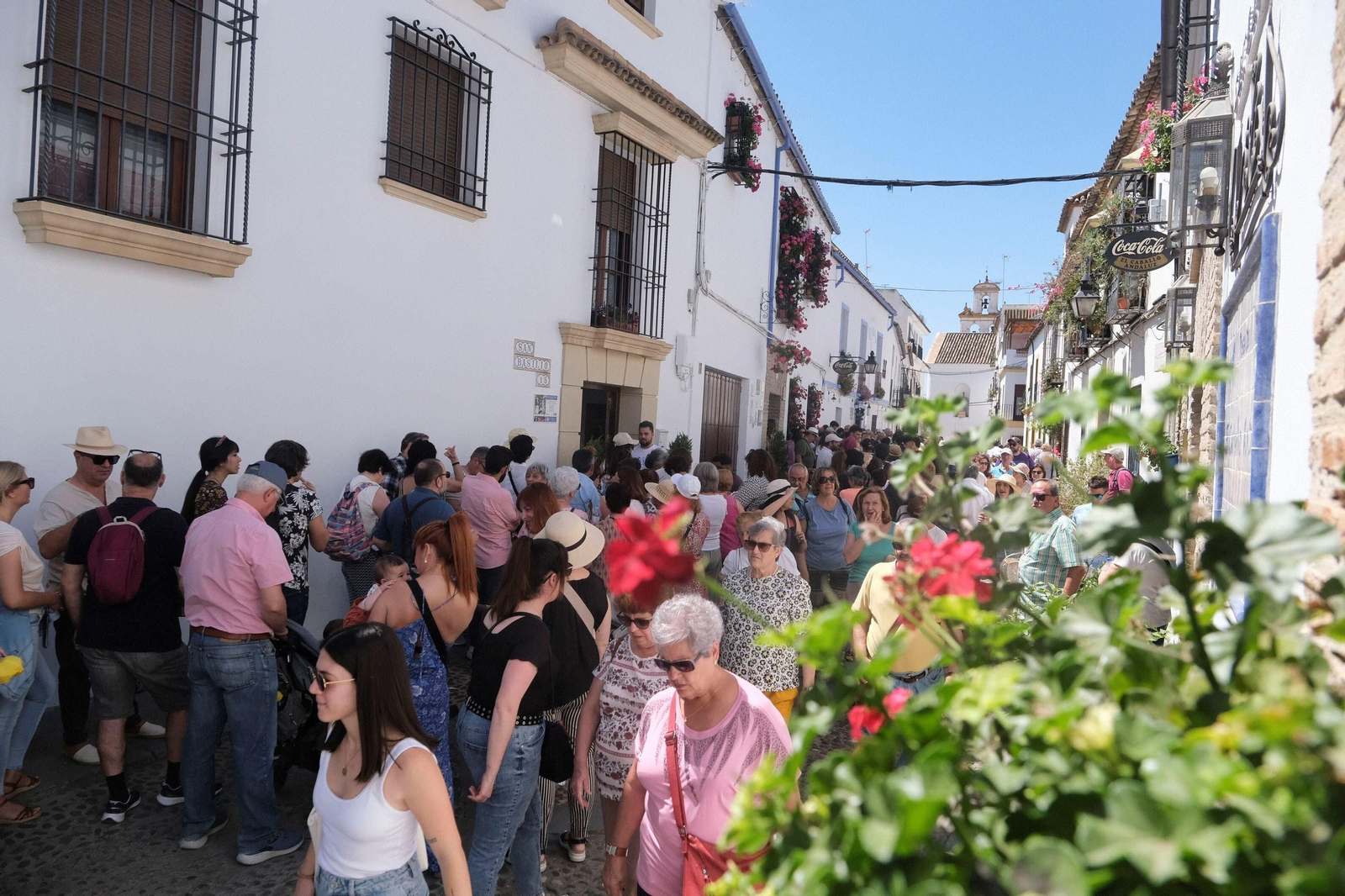 Los Patios de Córdoba se llenan de turistas en su primer fin de semana, en imágenes