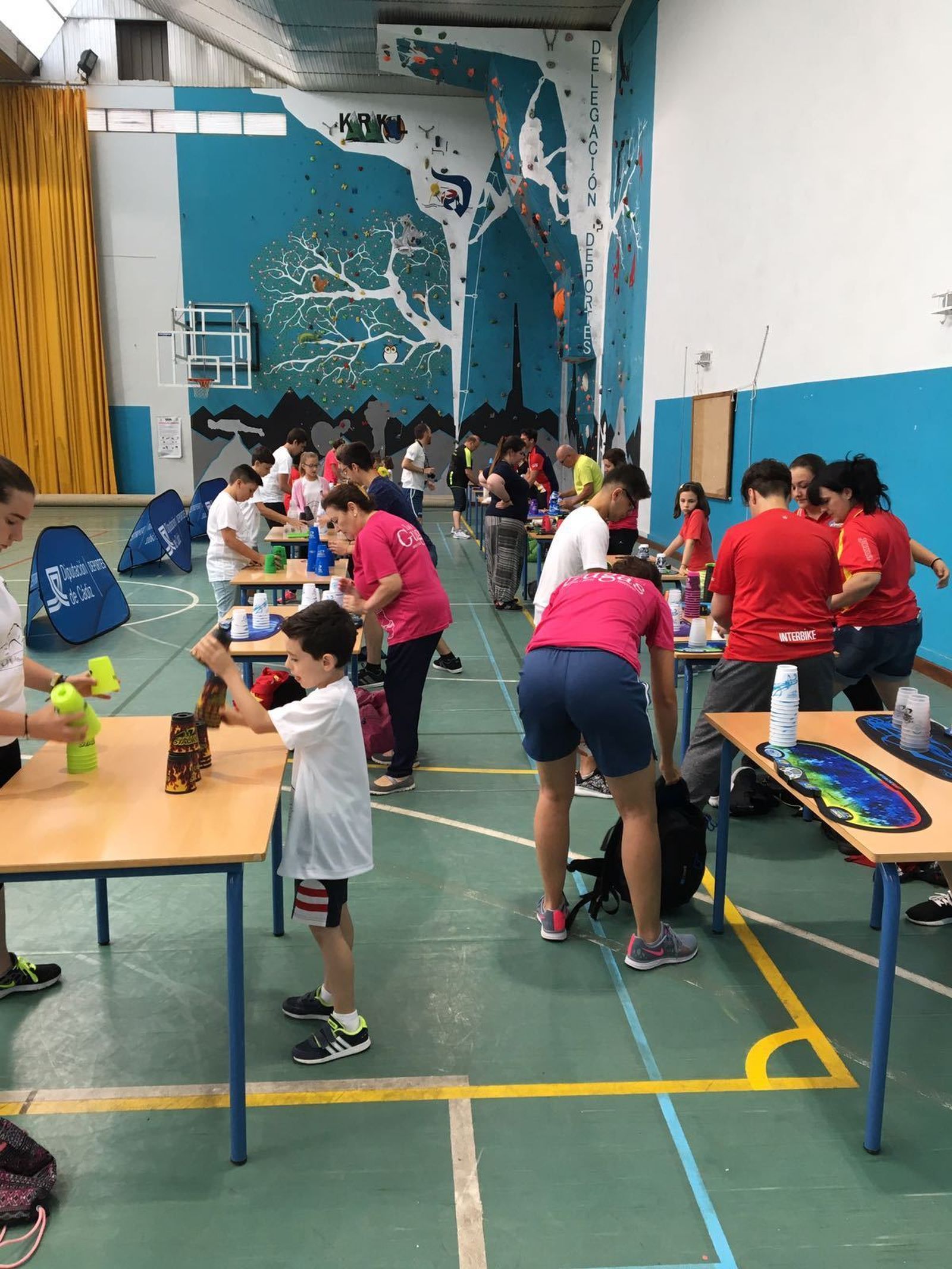 Los mejores en hacer pirámides de vasos