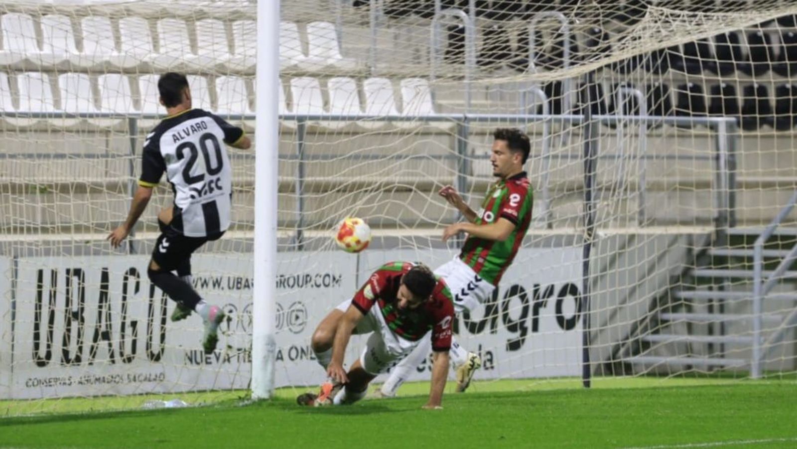 Álvaro González, en el momento de anotar el 1-0