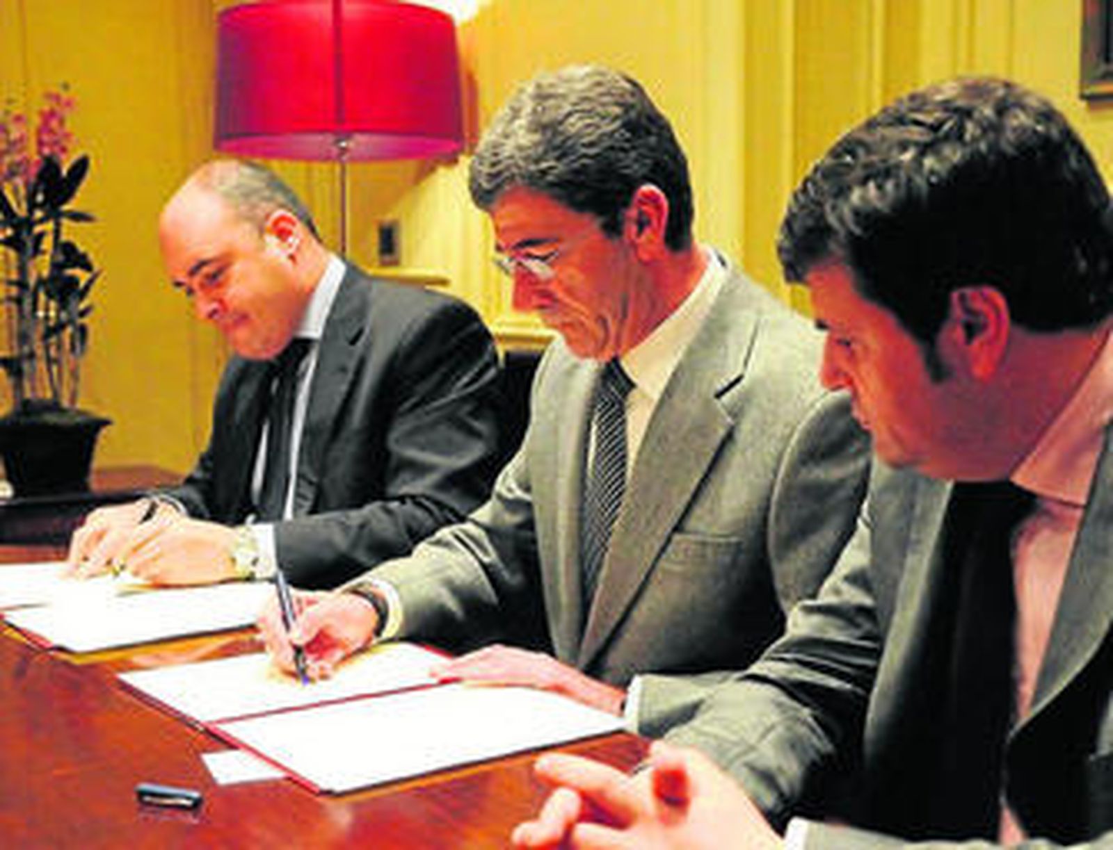 Momento de la firma entre el alcalde y responsables de la naviera.