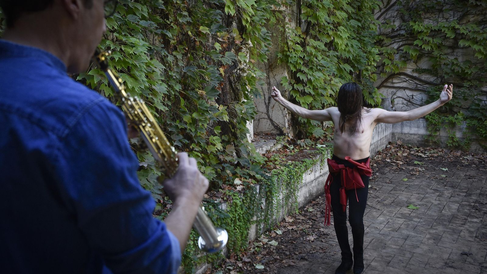 Marín baila ante el músico Alfonso Padilla.