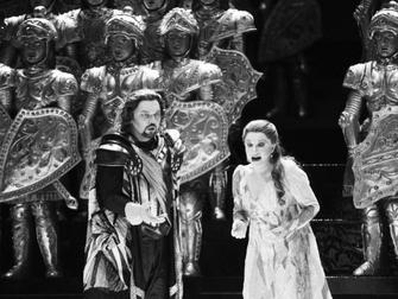 La escenografía de Yannis Kokkos subraya las referencias medievales y la ambientación siciliana.