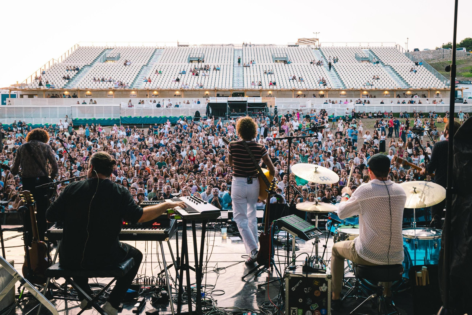 La banda durante el directo en el Marenostrum Fuengirola.