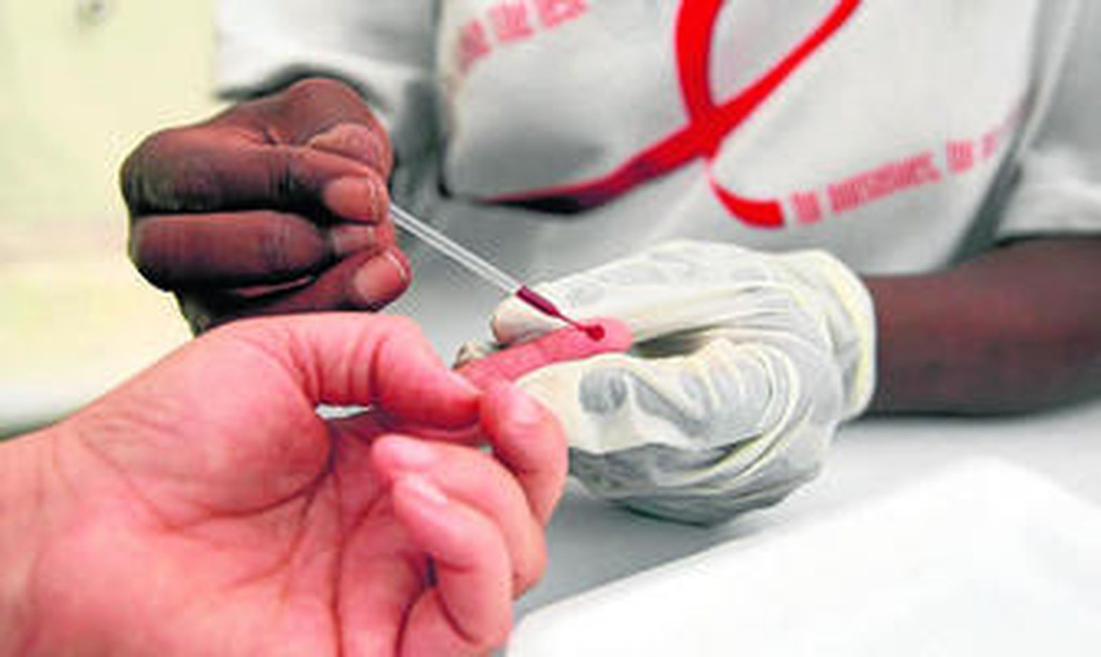 Los surafricanos se hacen la prueba del sida, clave para el diagnóstico precoz.