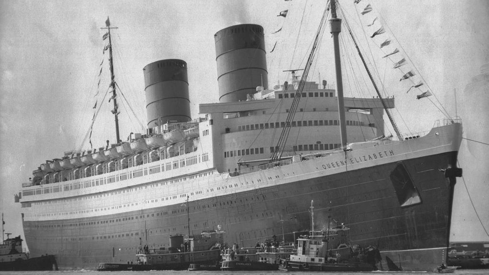 Fotografía antigua del buque inglés Queen Mary.