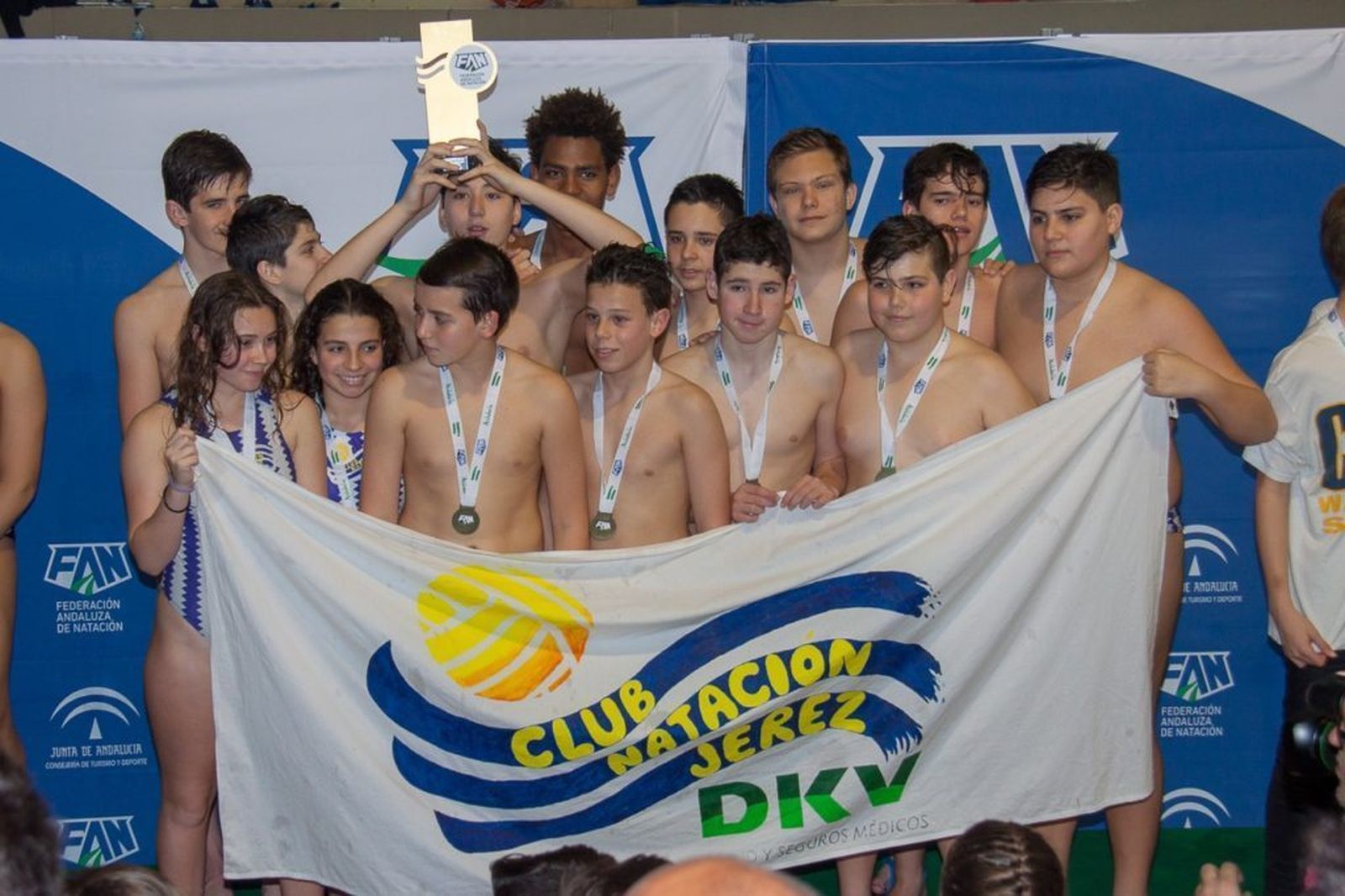 Los infantiles del CN Jerez, con el trofeo de campeones de Andalucía.