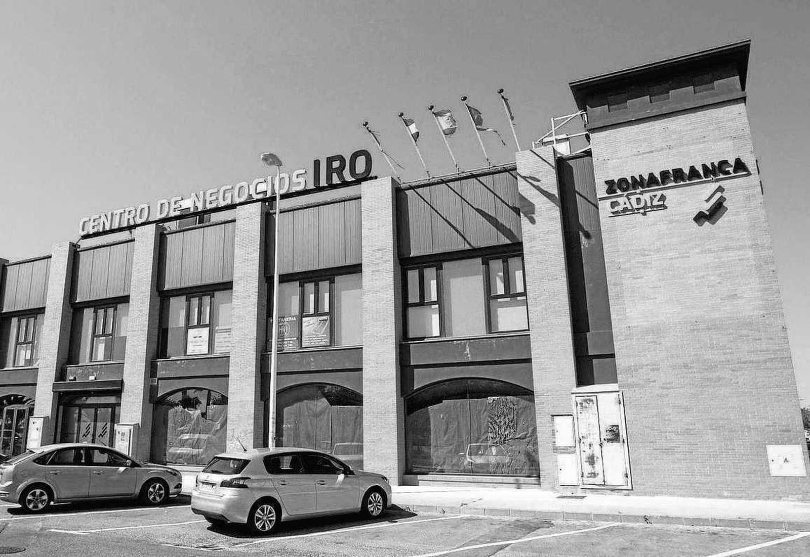 Vista de la fachada principal del Centro de Negocios Iro.
