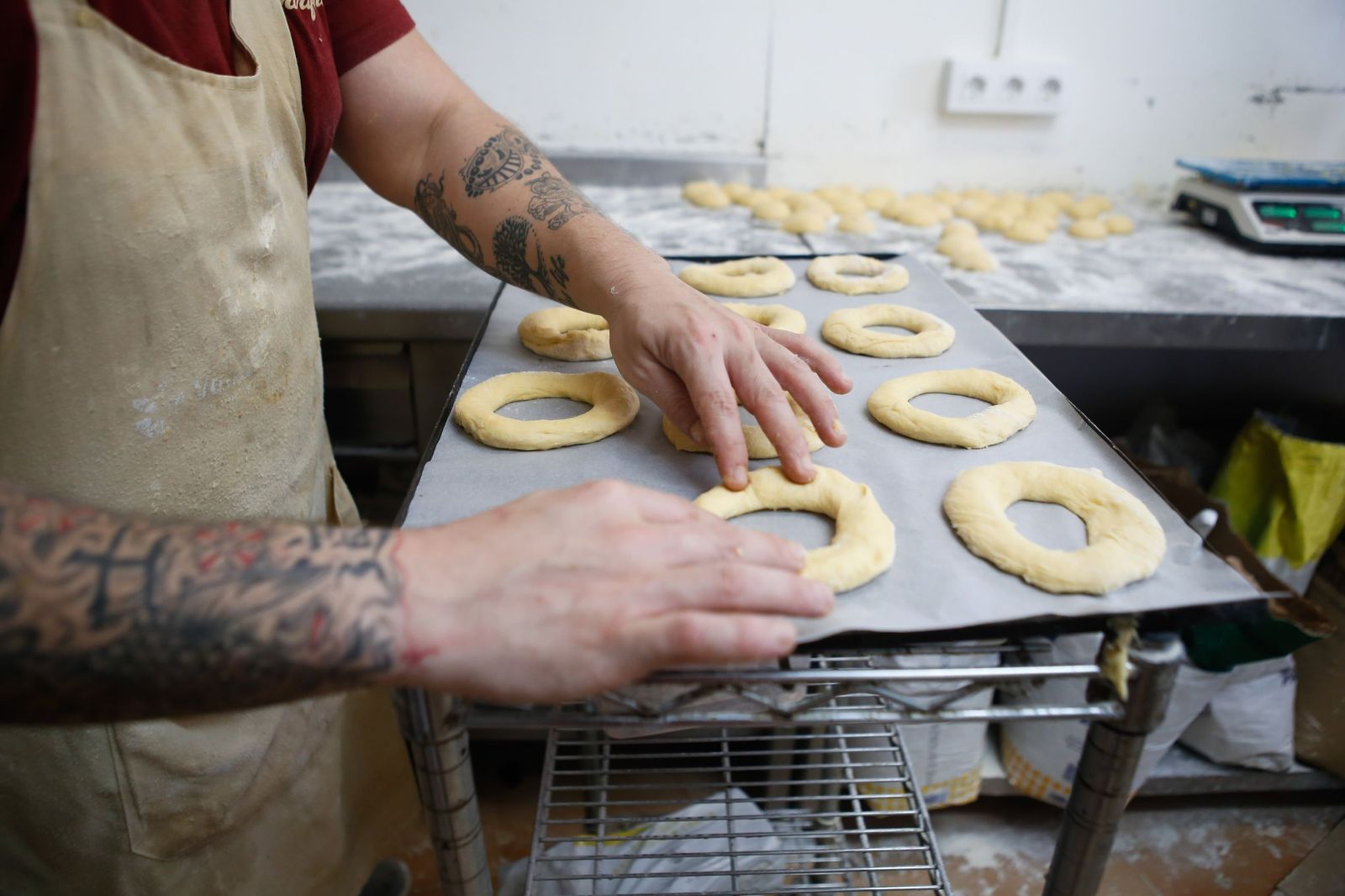 Fotos de la elaboración artesana del roscón de Reyes en la pastelería La Tarifeña