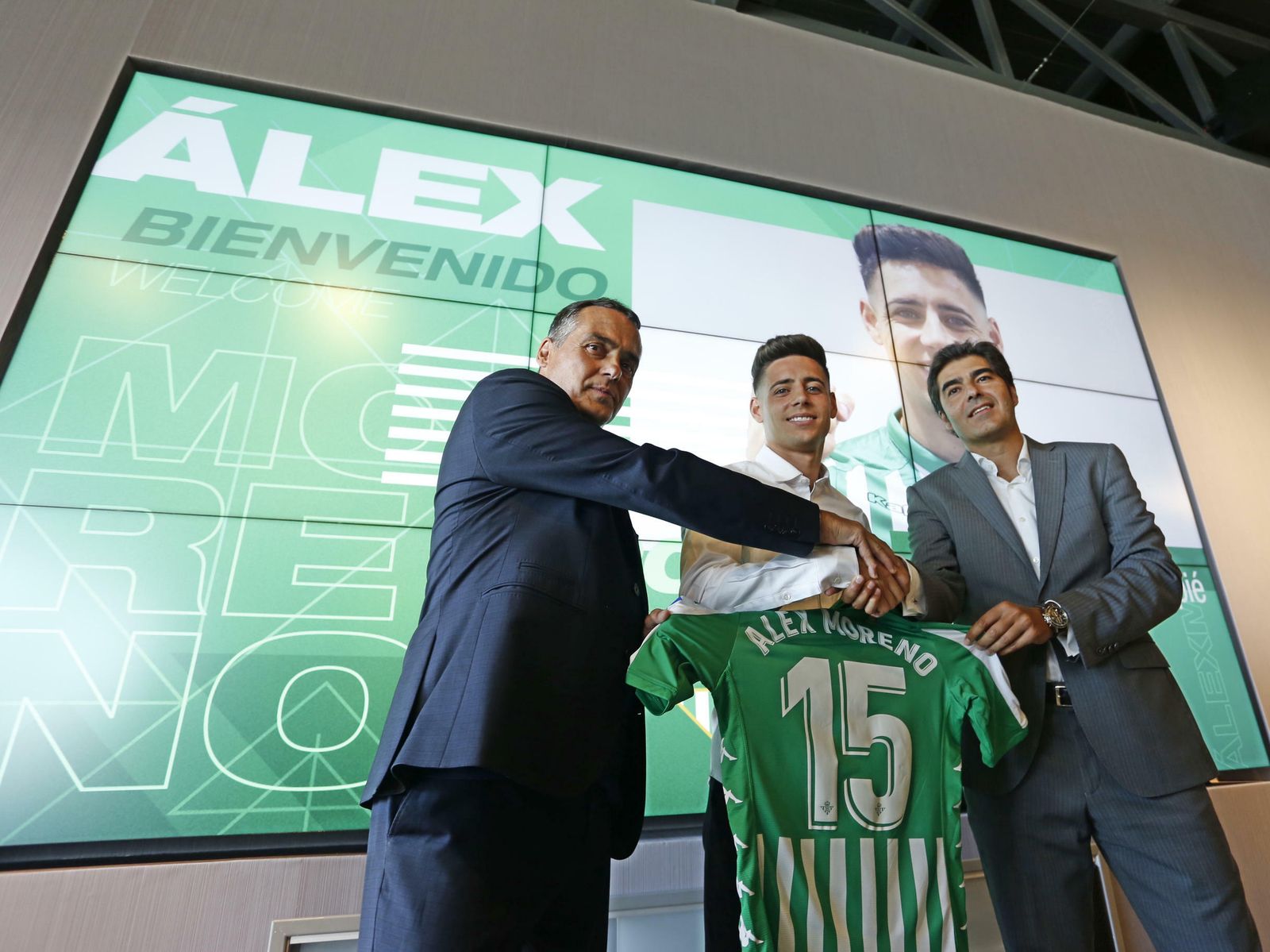 Álex Moreno posa junto a Alexis y el presidente del Betis, Ángel Haro.
