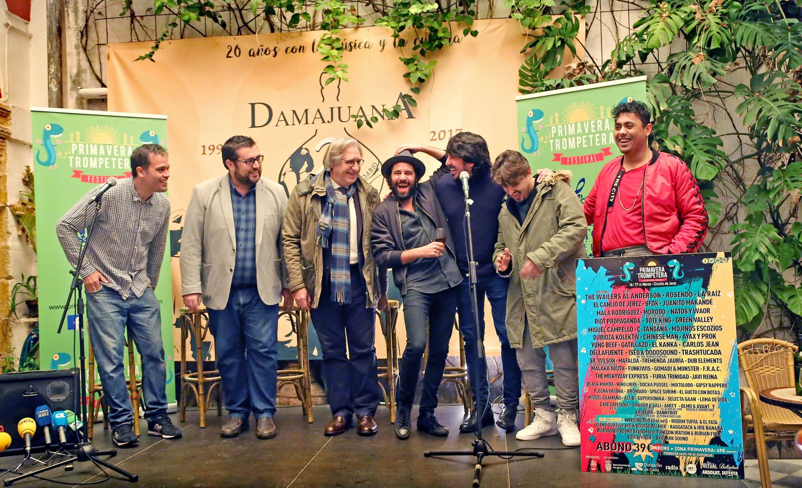 Un momento de la presentación por parte de organizadores, patrocinadores y artistas en Damajuana.