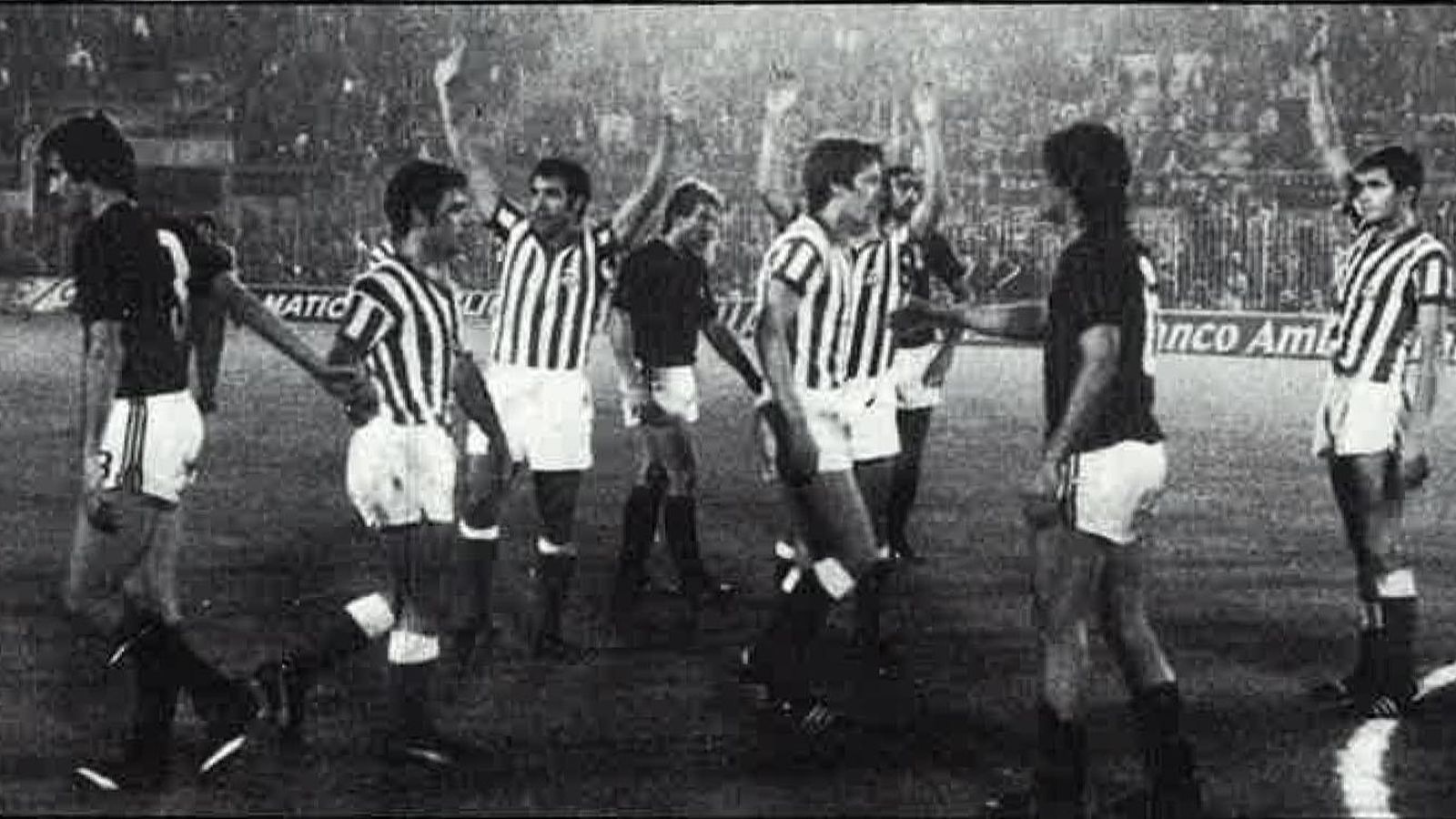 Los jugadores del Betis levantan los brazos al viento en señal de victoria con el pitido final del encuentro.