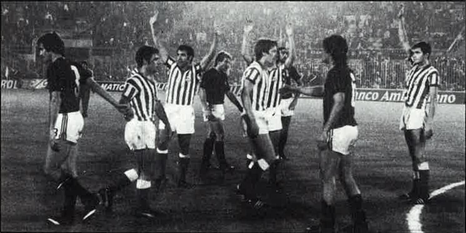 Los jugadores del Betis levantan los brazos al viento en señal de victoria con el pitido final del encuentro.