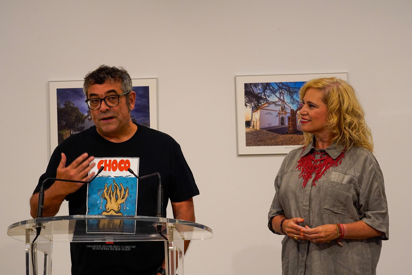 Imágenes de la inauguración de la exposición 'Ermitas de repoblación en la Sierra de Huelva' por La diputada de Cultura, Gracia Baquero, y el autor de la exposición, Jorge Garrido.