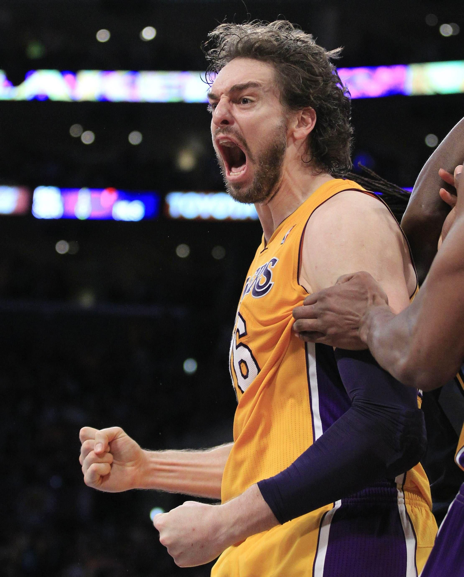 Característico gesto de rabia de Gasol en un partido con los Lakers.