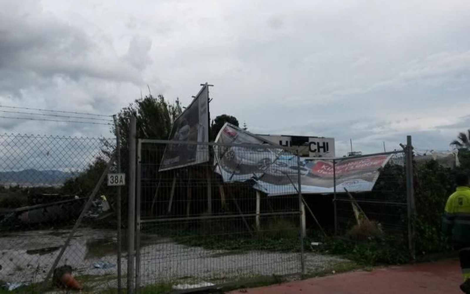 El vendaval ha dañado el mobiliario urbano de las zonas de Churriana y Playamar.

Foto: R. Garrido