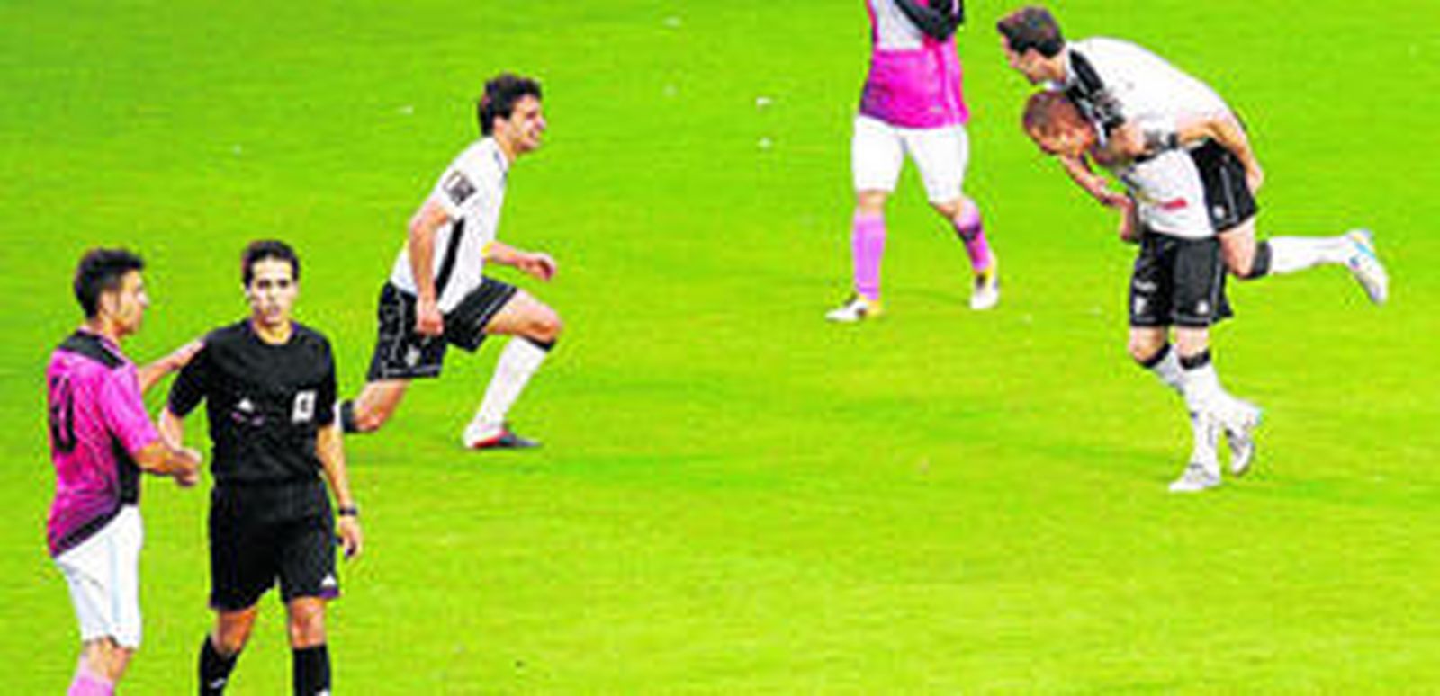 Durán saluda al colegiado tras el pitido final en El Plantío.