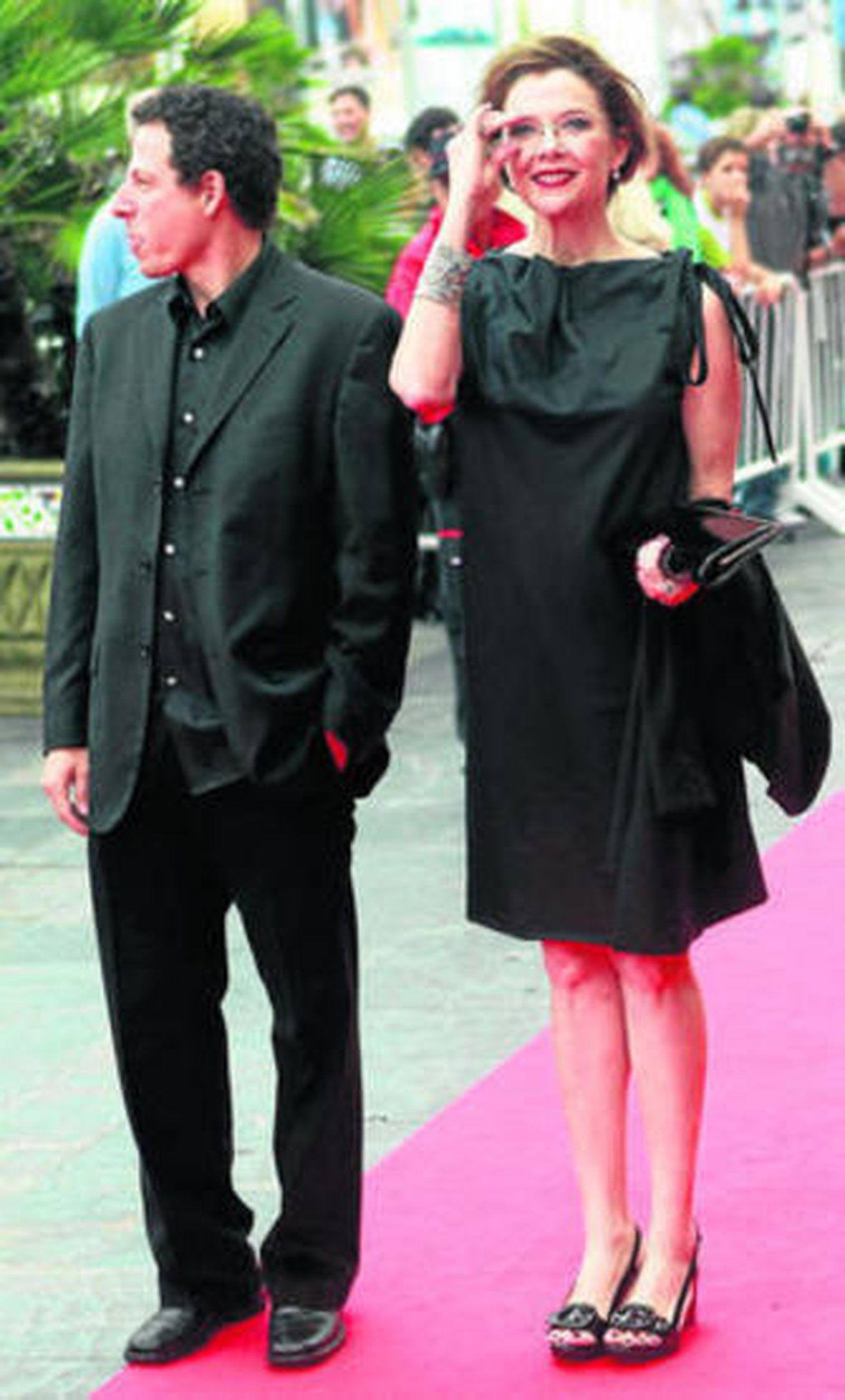Annete Bening en la alfombra roja con el director Arie Posin.
