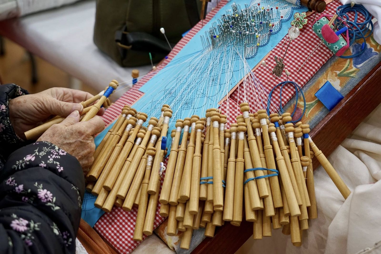 Encajeras de toda la provincia vuelven a convertir a Vícar en la capital de la artesanía y la tradición