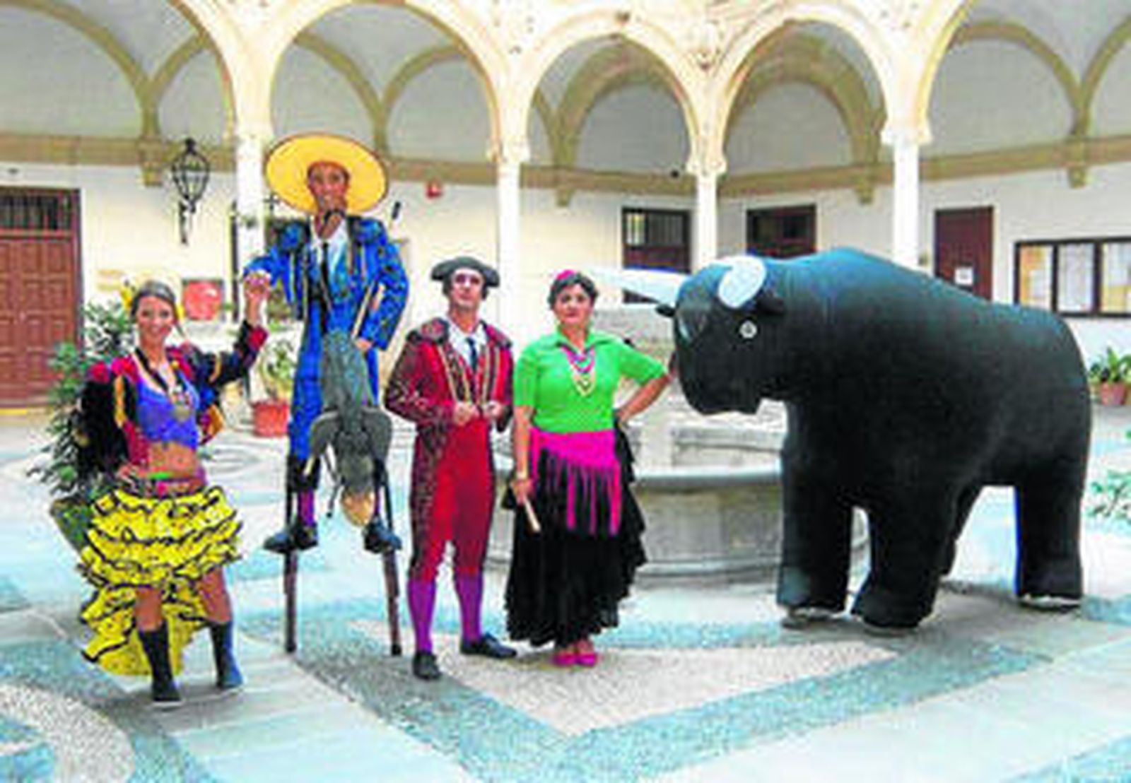 Los actores de El Carromato, caracterizados para '¡Carne al toro!'.
