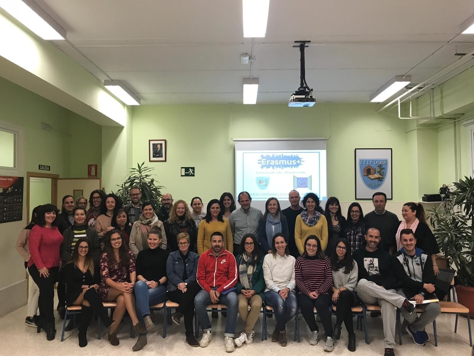 La delegada de Educación y profesores, en el CEIP Laimún.