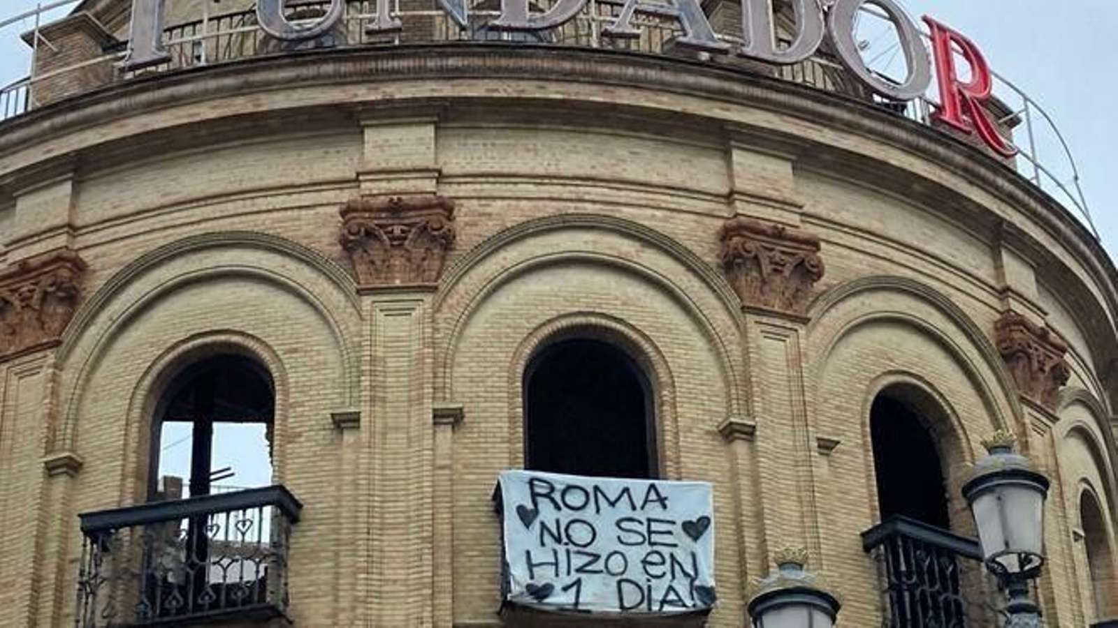 Edificio del Gallo Azul en noviembre pasado. Desde entonces se han tapado con lonas y maderas los huecos para tratar de evitar la entrada del agua.