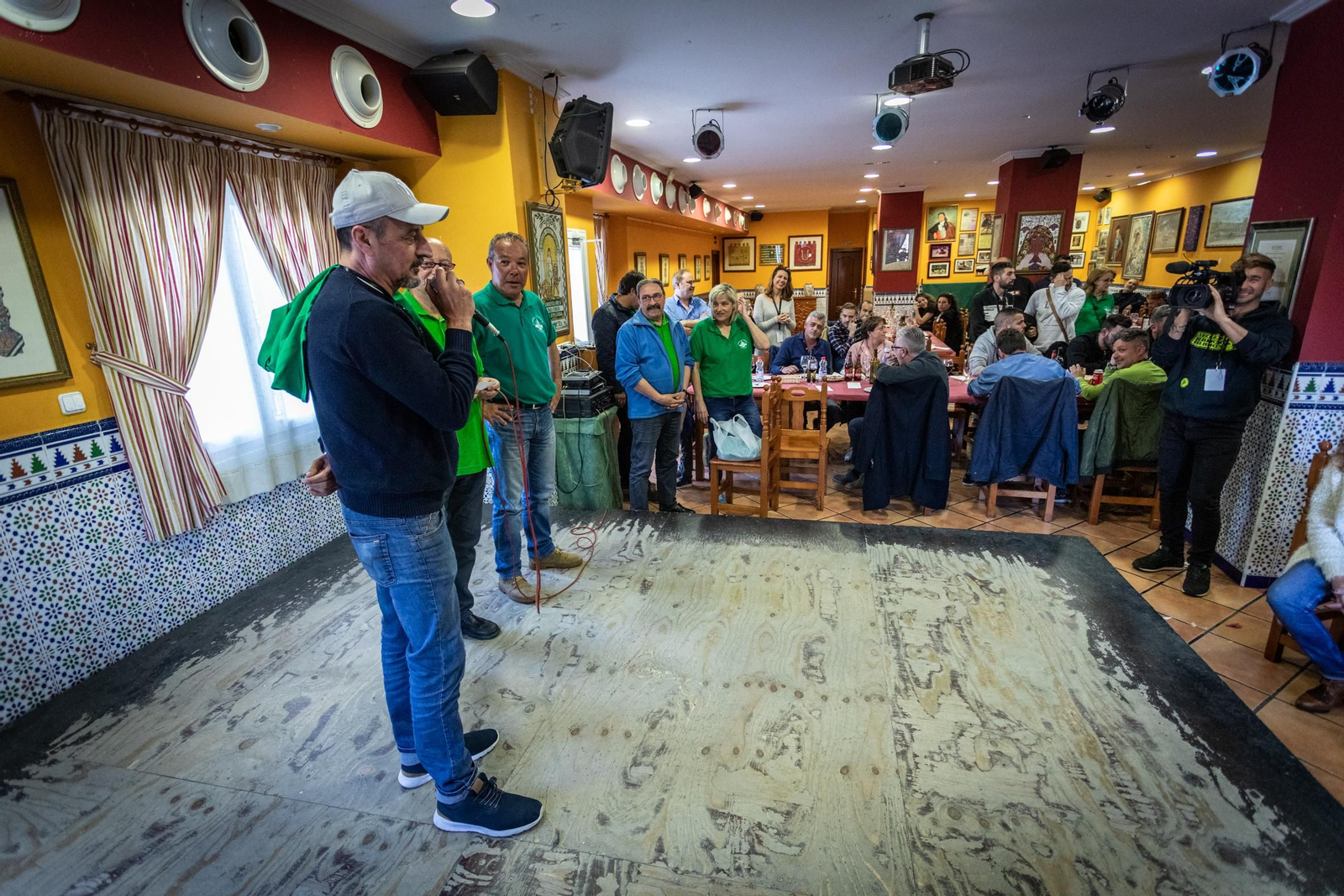 La Casa de Andalucía en Zaragoza hace entrega de un detalle a los carnavaleros