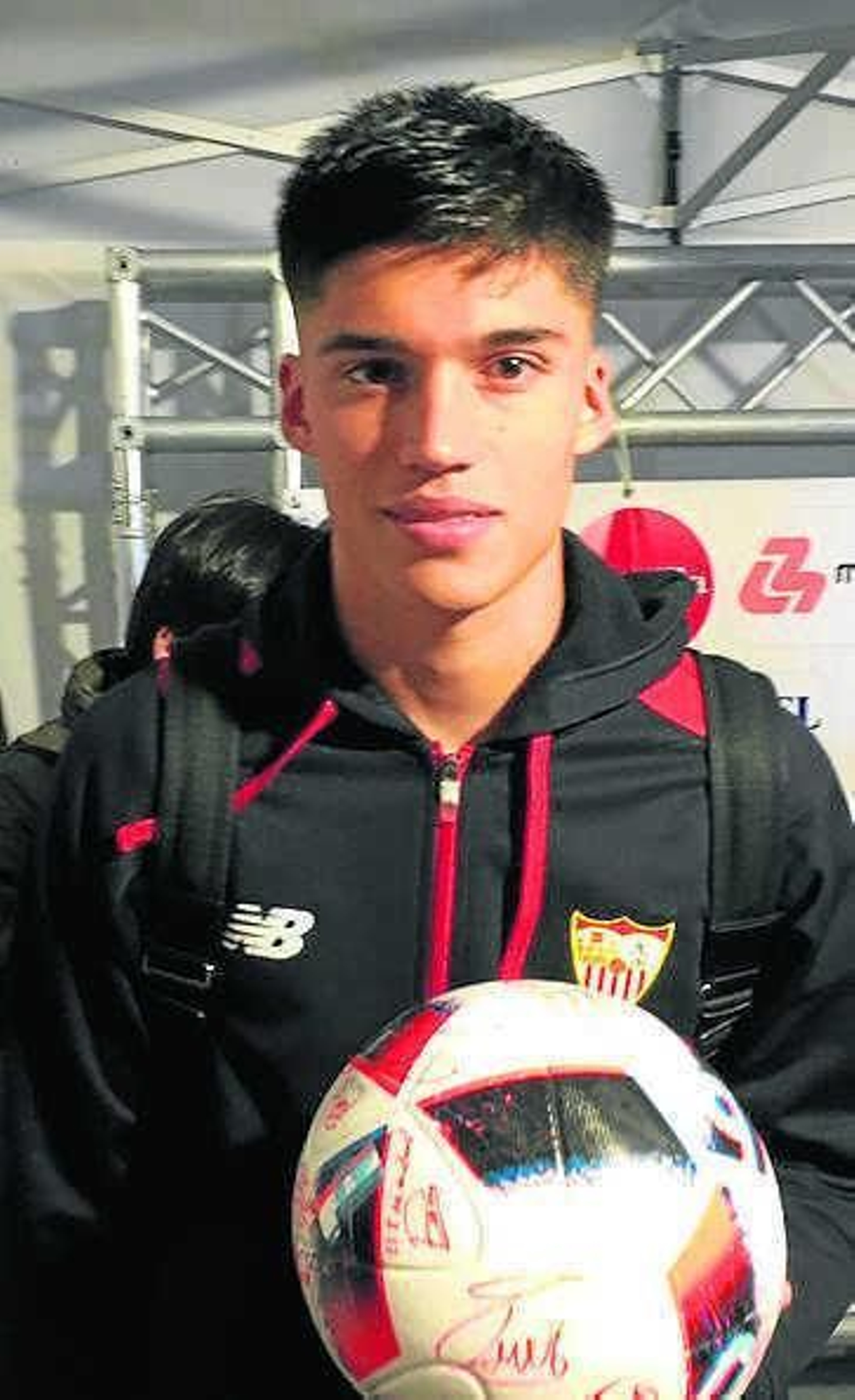 Correa, con su balón firmado.