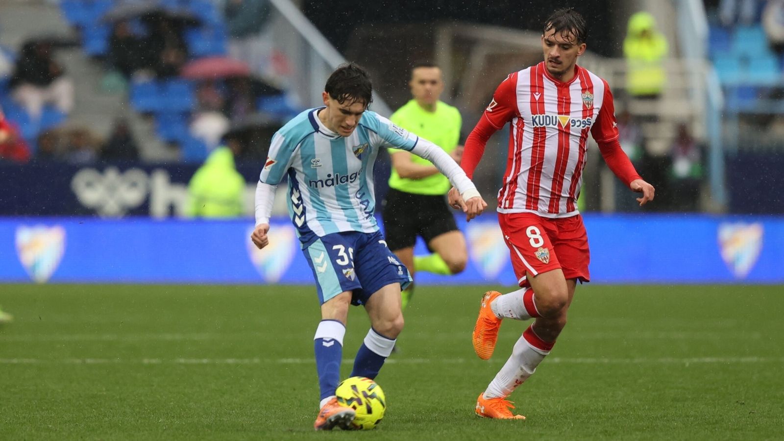 Gui Guedes persigue a Aarón Ochoa en la última jornada de los rojiblancos disputada en La Rosaleda.