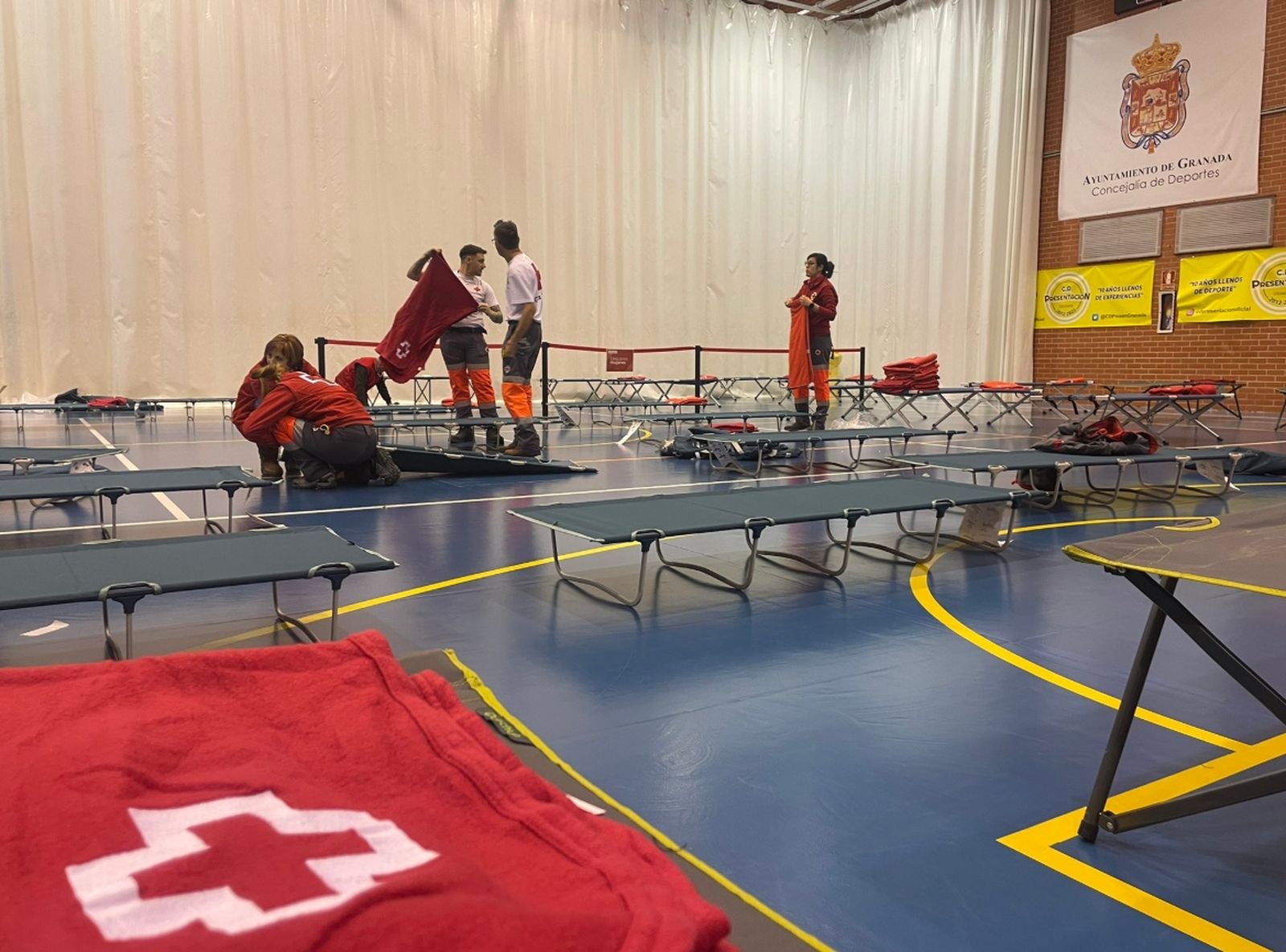 Voluntarios de Cruz Roja estos días en el pabellón Paquillo Fernández.