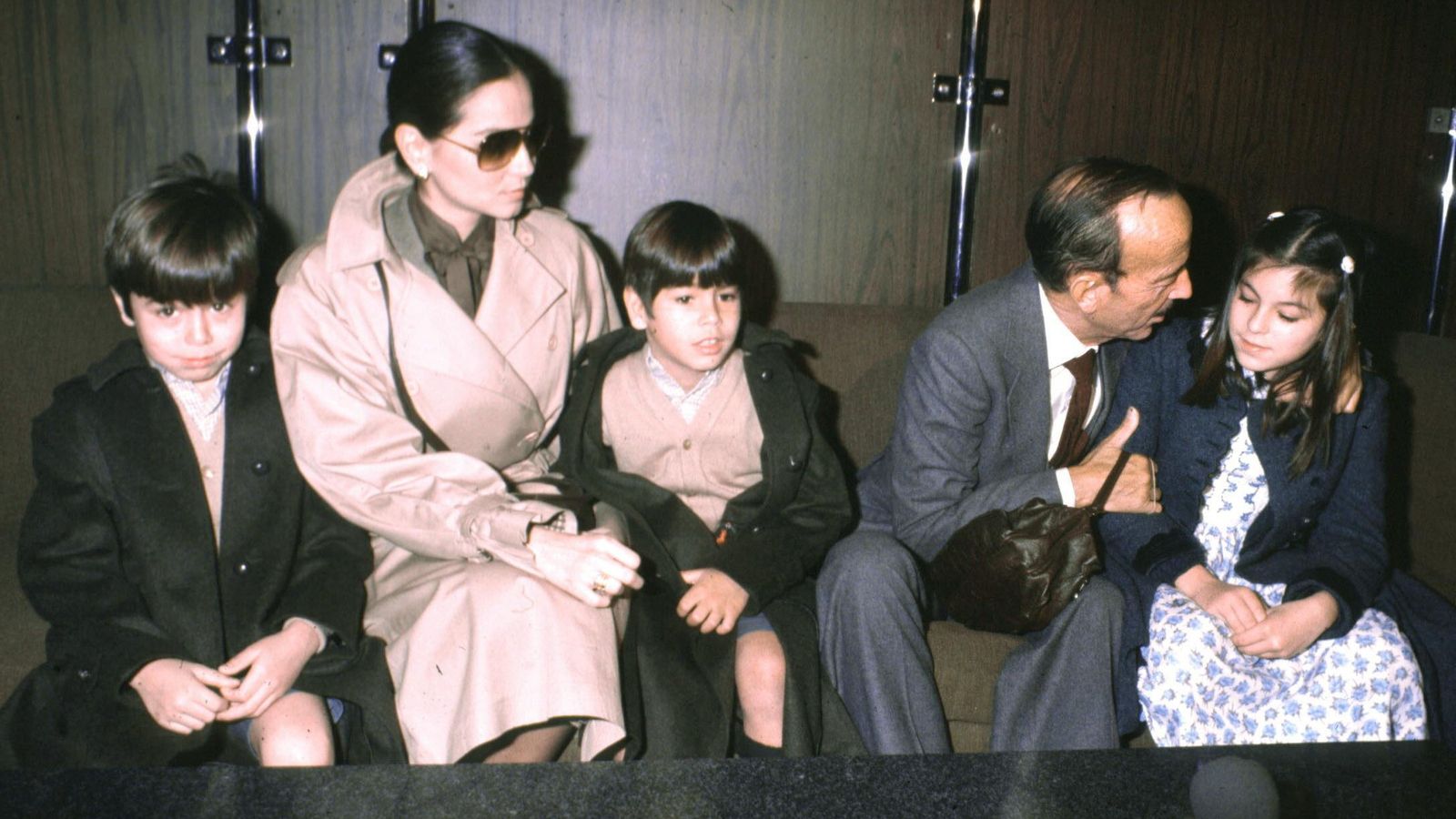 Enrique Iglesias, junto a su madre isabel Preysler, sus hermanos y su abuelo paterno.