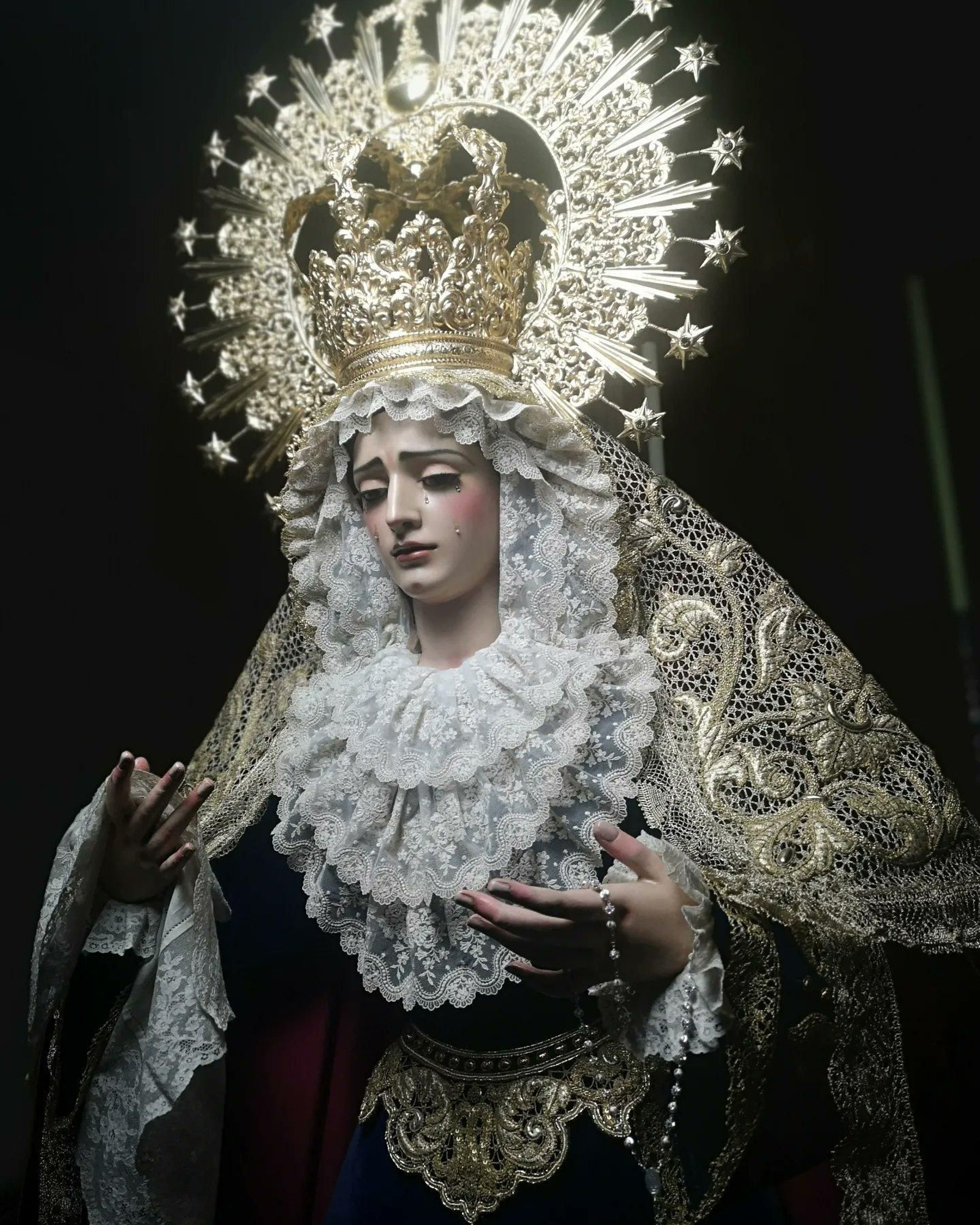 La Virgen de Gracia y Amparo vestida por Joaquín Gómez