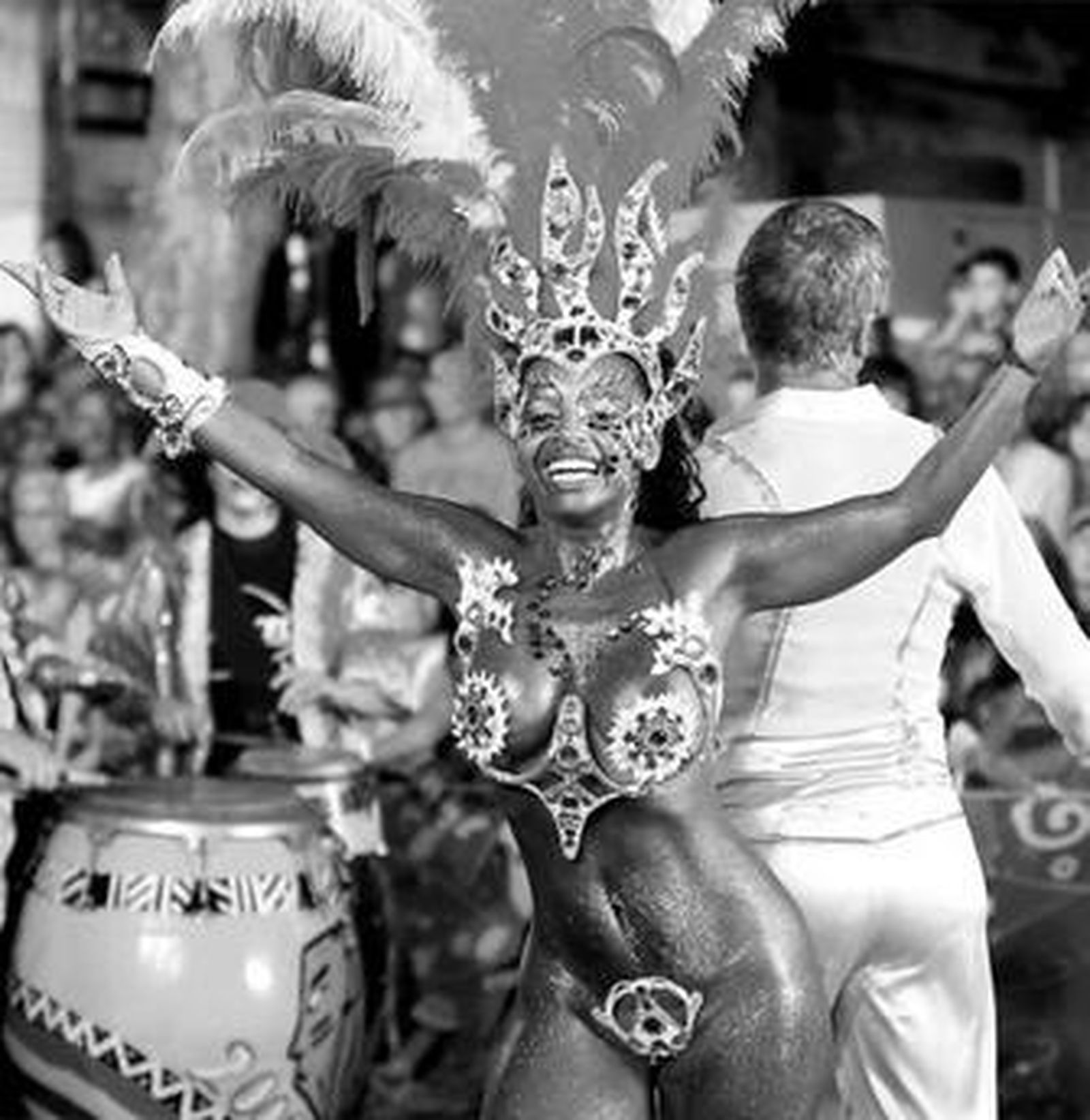 La vedette de la comparsa 'La Jacinta' arropada por el tronar de tambores durante el Desfile de LLamadas.