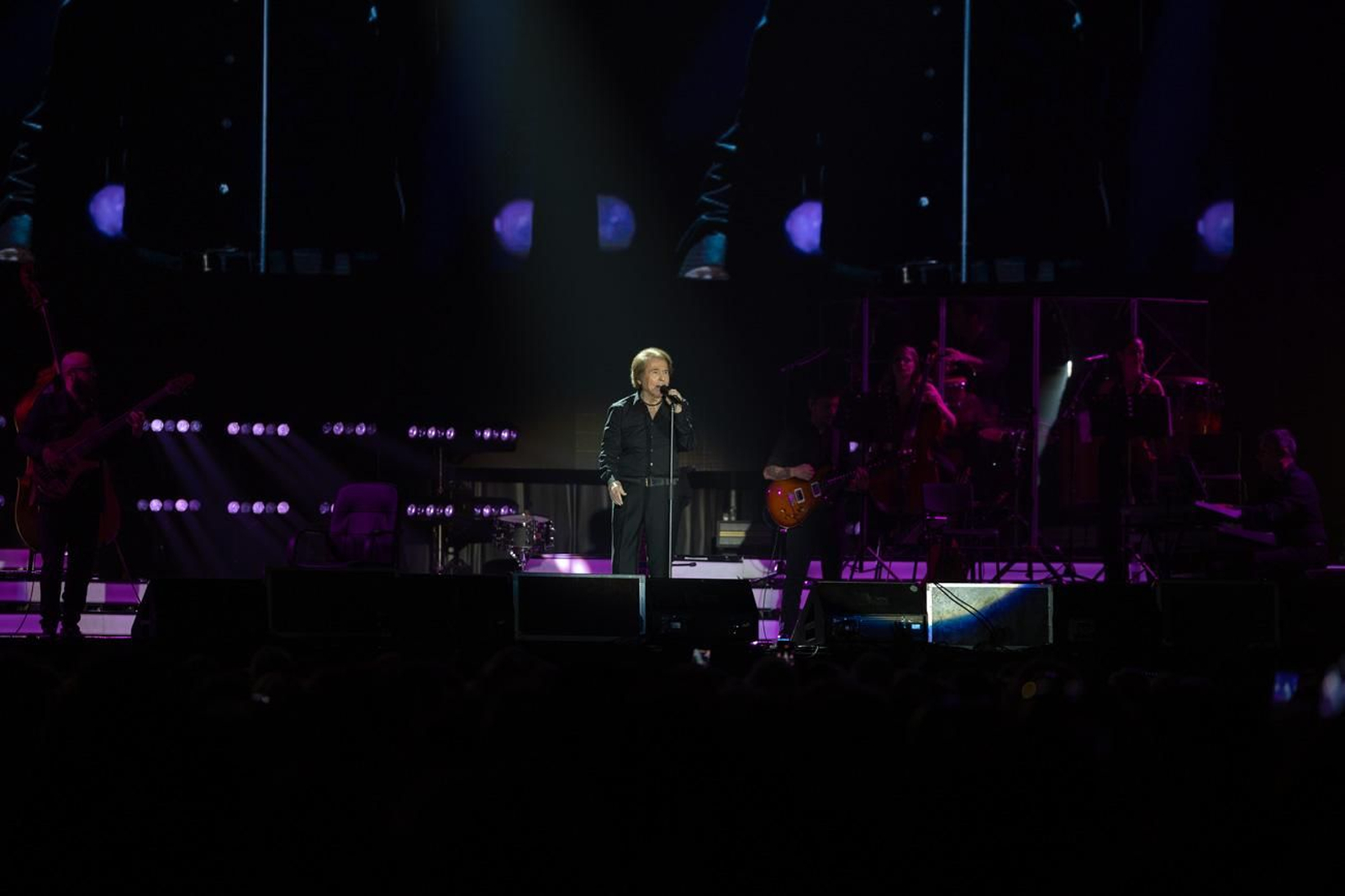 Así se disfruta en Jaén del concierto de Raphael, "Raphaelísimo"