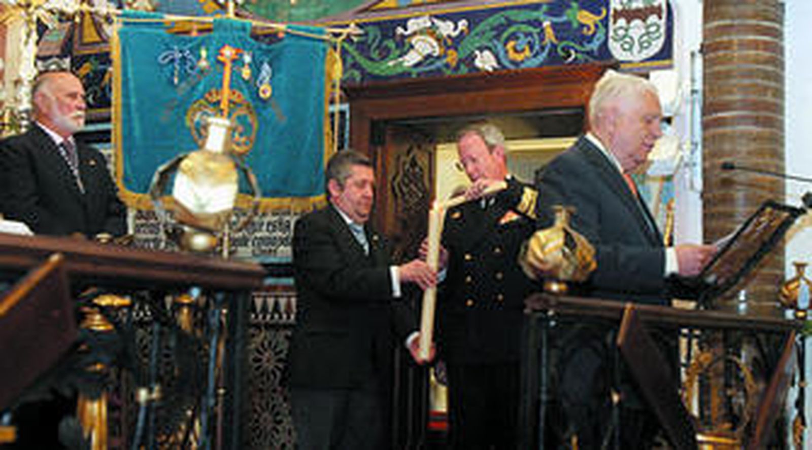 El almirante de la Flota en el momento de la rememoración del Voto Colombino. En el atril, el presidente de la Real Sociedad Colombina.