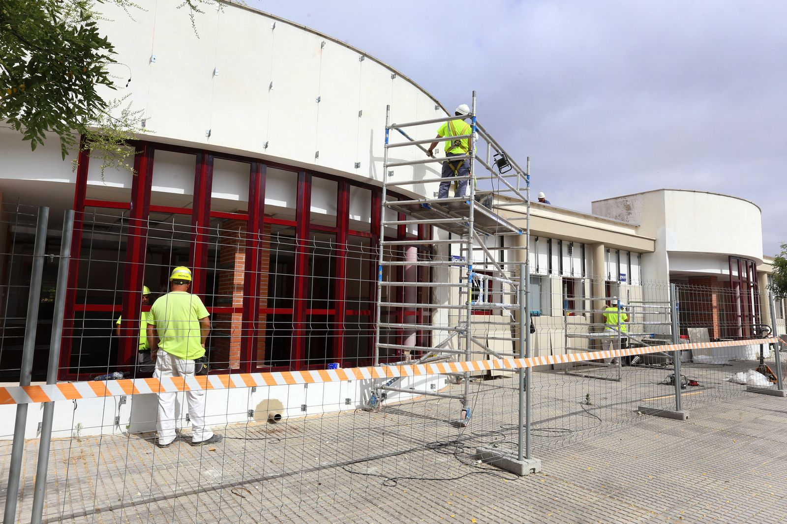 Trabajadores en la fachada del centro sanitario a mediados del pasado mes de julio.