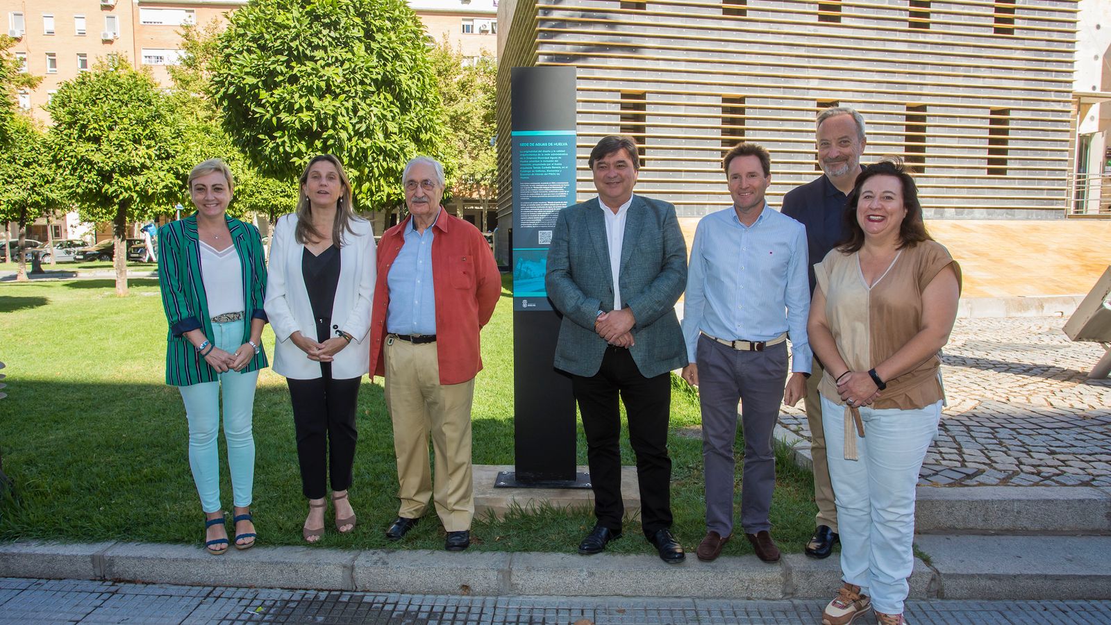 Momento de la instalación del monolito frente a la sede de Aguas de Huelva.