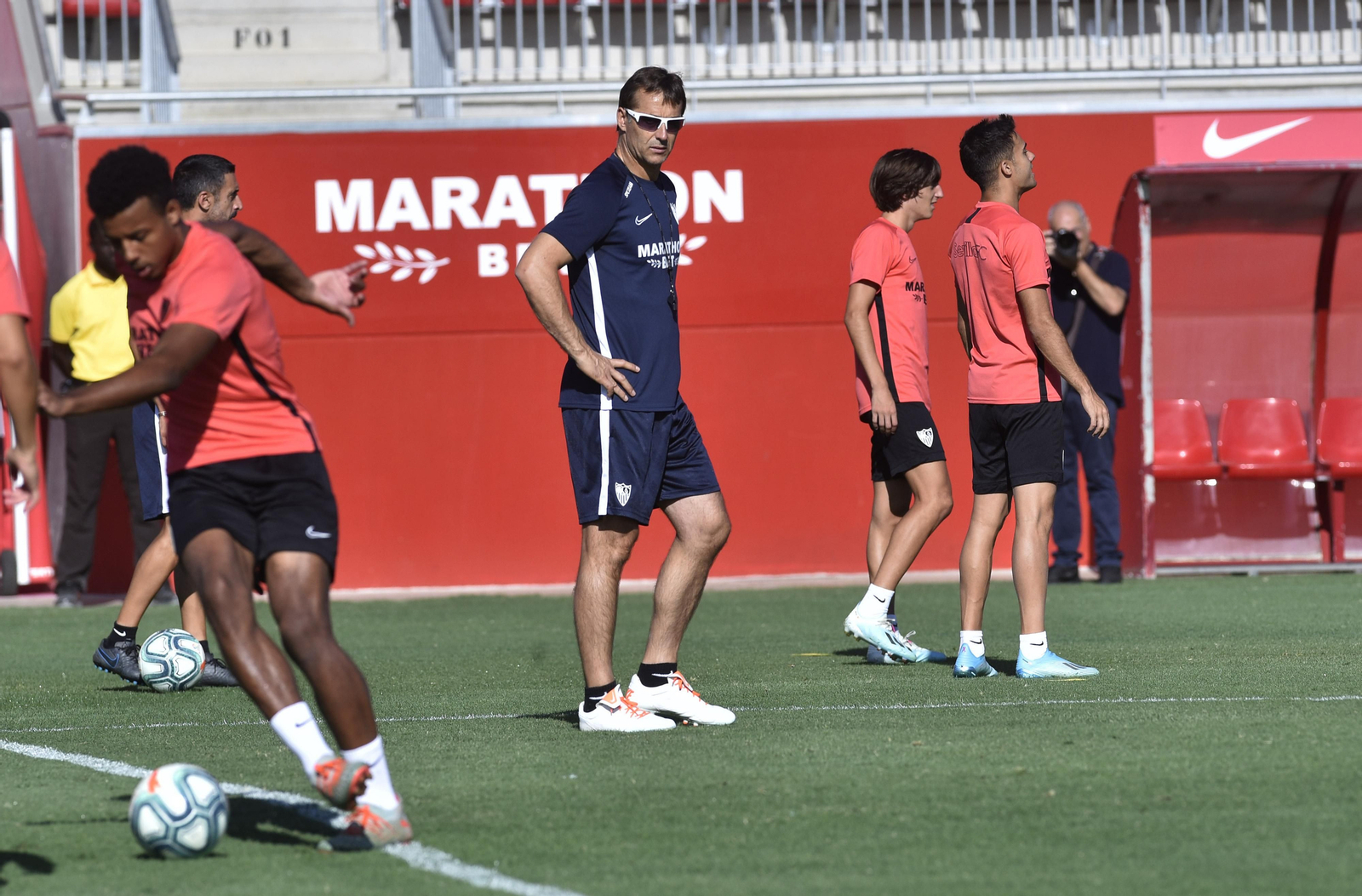 Lopetegui observa el entrenamiento entre Koundé, Bryan y Reguilón.