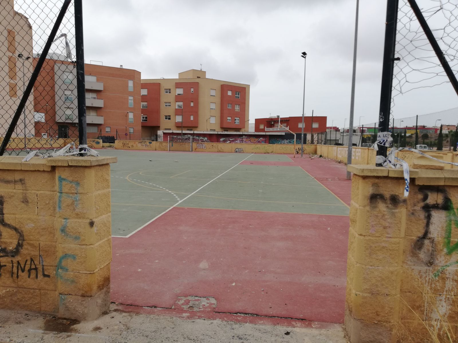 Basura acumulada alrededor del Hospital Torrecárdenas