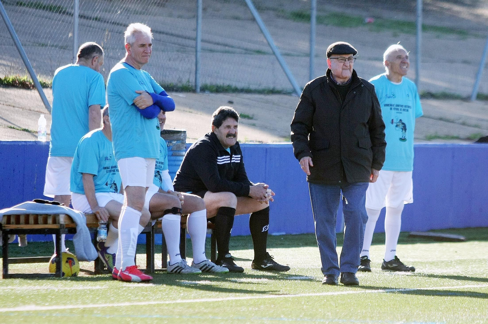 Imágenes del partido homenaje a los árbitros históricos de fútbol de Huelva