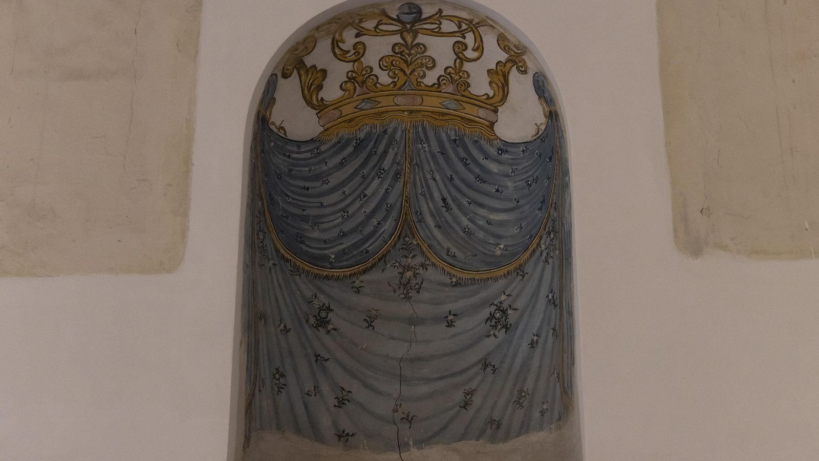 Una de las hornacinas decoradas halladas en el coro alto.