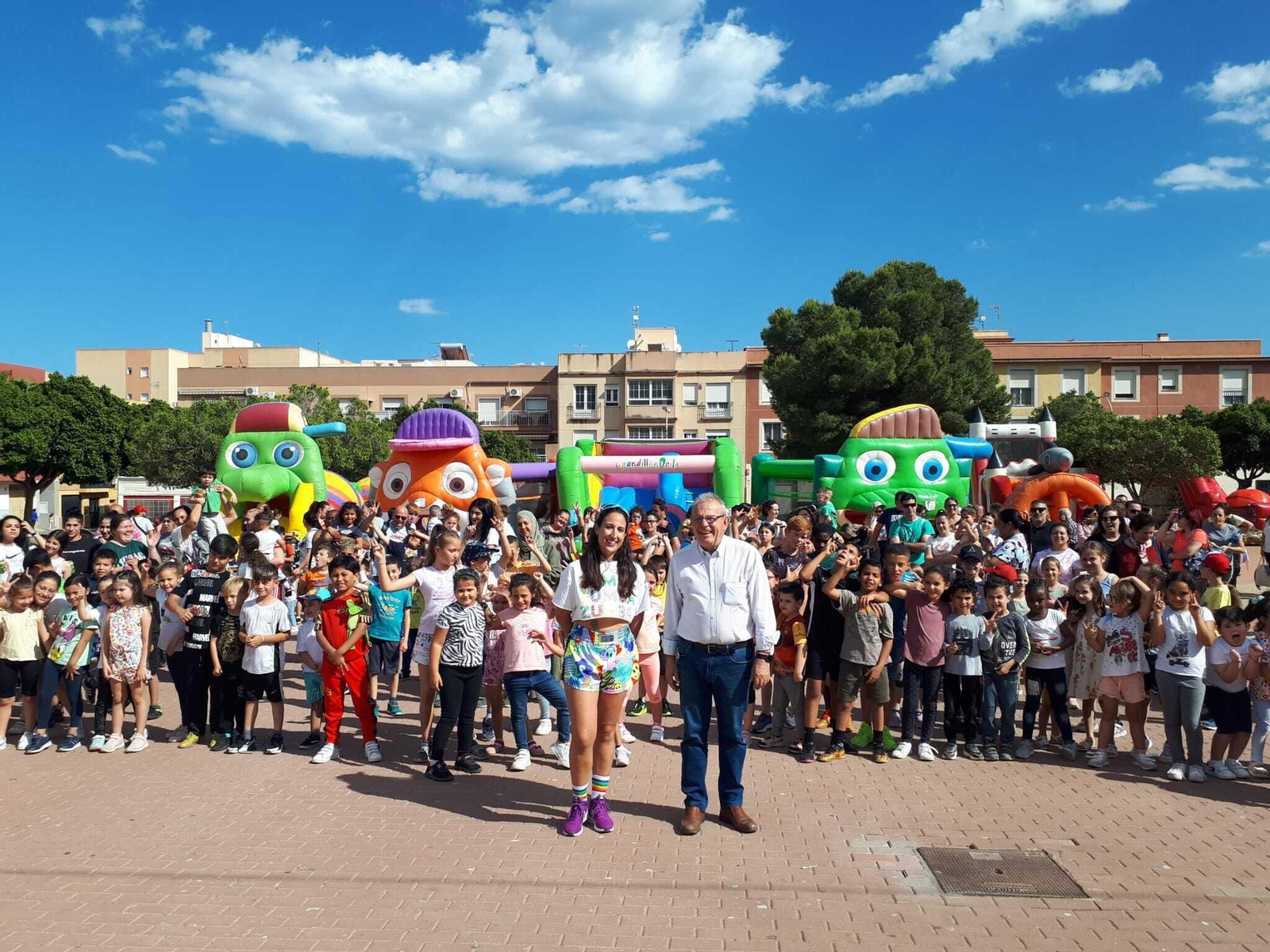 El alcalde junto a los centenares de niños que participaron en la actividad.