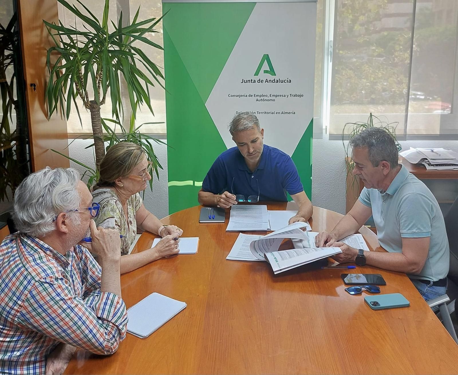 El delegado de Empleo, Empresa y Trabajo Autónomo, Amós García, revisando la convocatoria publicada en el BOJA.
