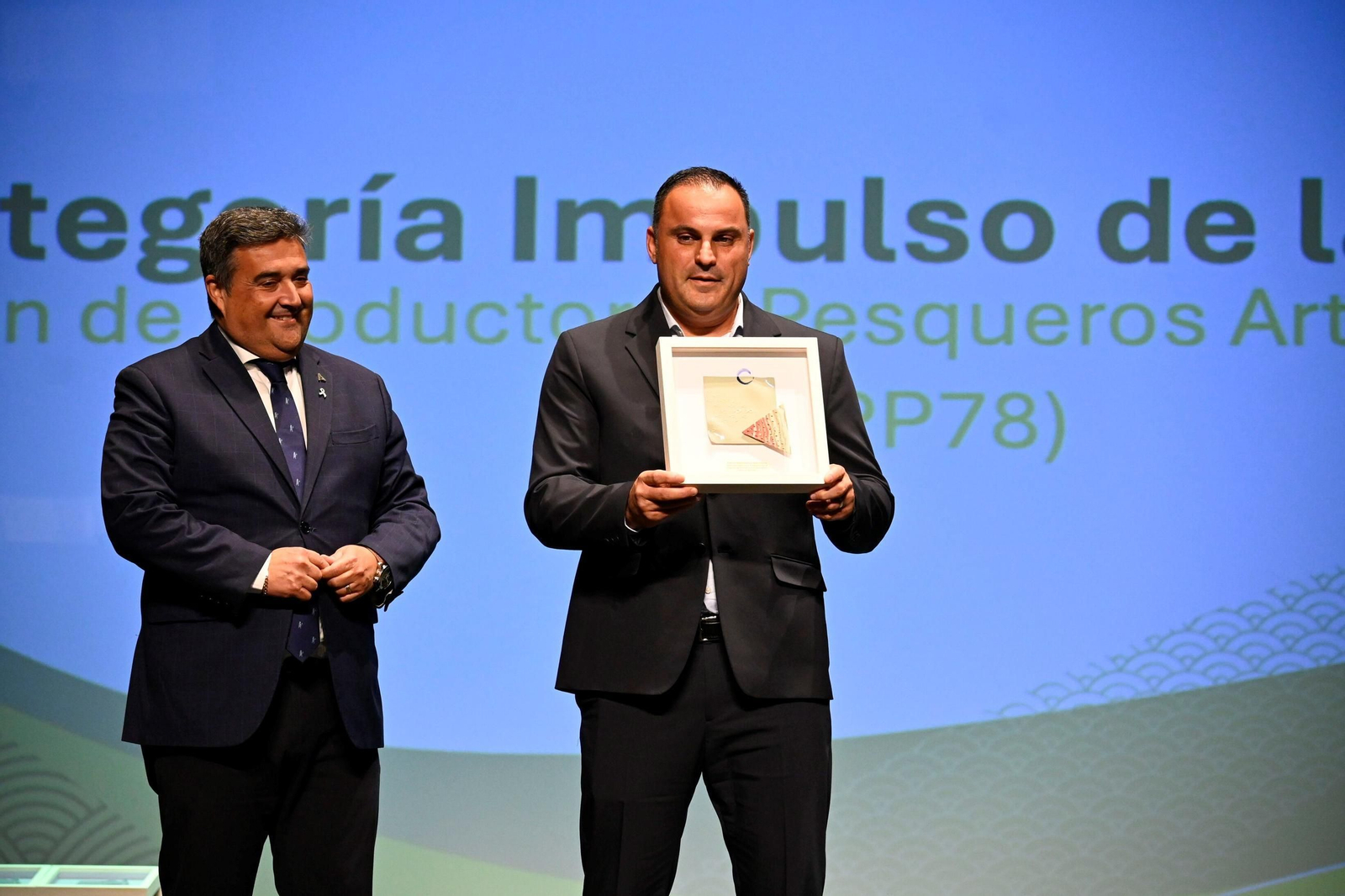 Manuel Suárez, con el premio para la pesca artesanal del Estrecho.