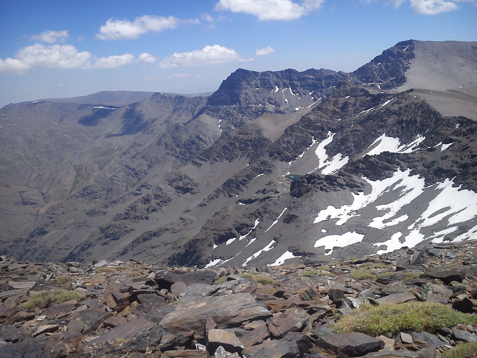 1. La primera cima que el explorador Javier Campos va a coronar será el Mulhacén este mes. 2. La presentación del proyecto tuvo lugar la pasada semana en la nueva oficina Store CaixaBank en Granada.