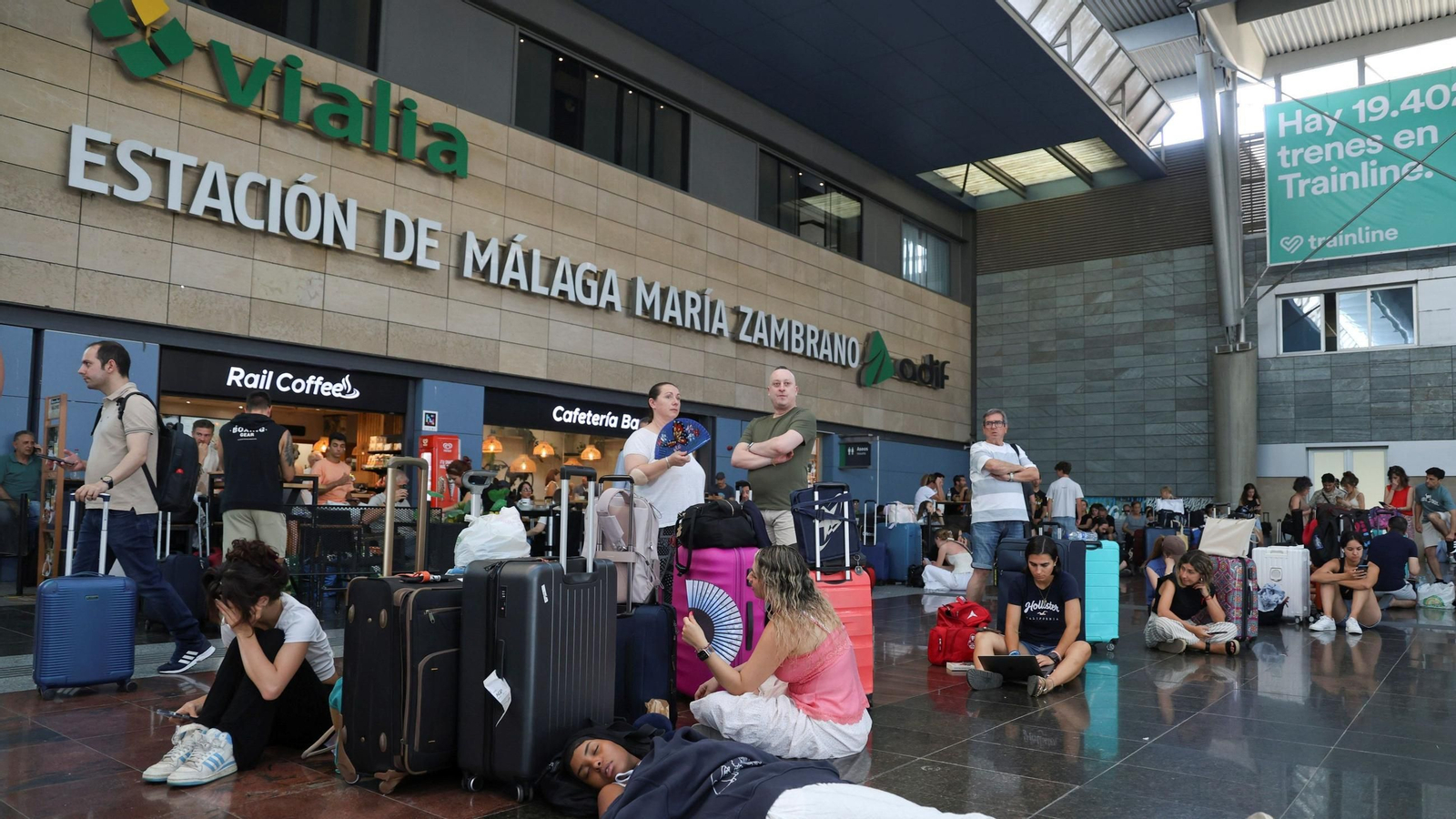 Cientos de pasajeros atrapados por la avería ferroviaria en Málaga Cientos de pasajeros atrapados por la avería ferroviaria en Málaga